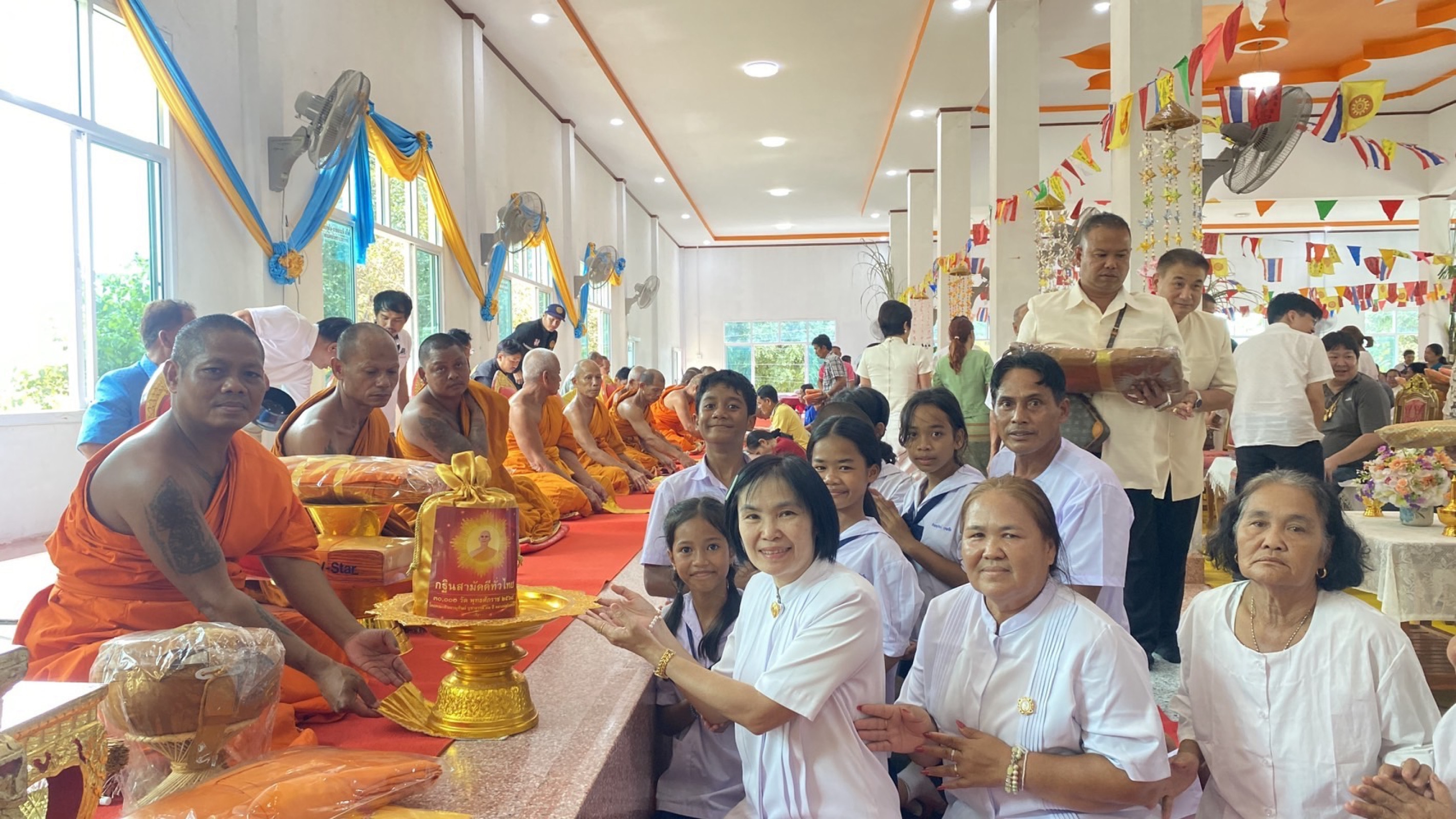 ภาพหมู่ถือพานถวายปัจจัยวัดหนองไม้สอ