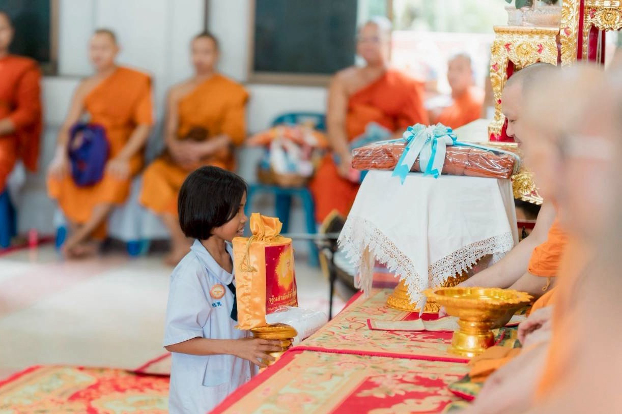 ภาพการถวายปัจจัยวัดหาดทรายสมบูรณ์