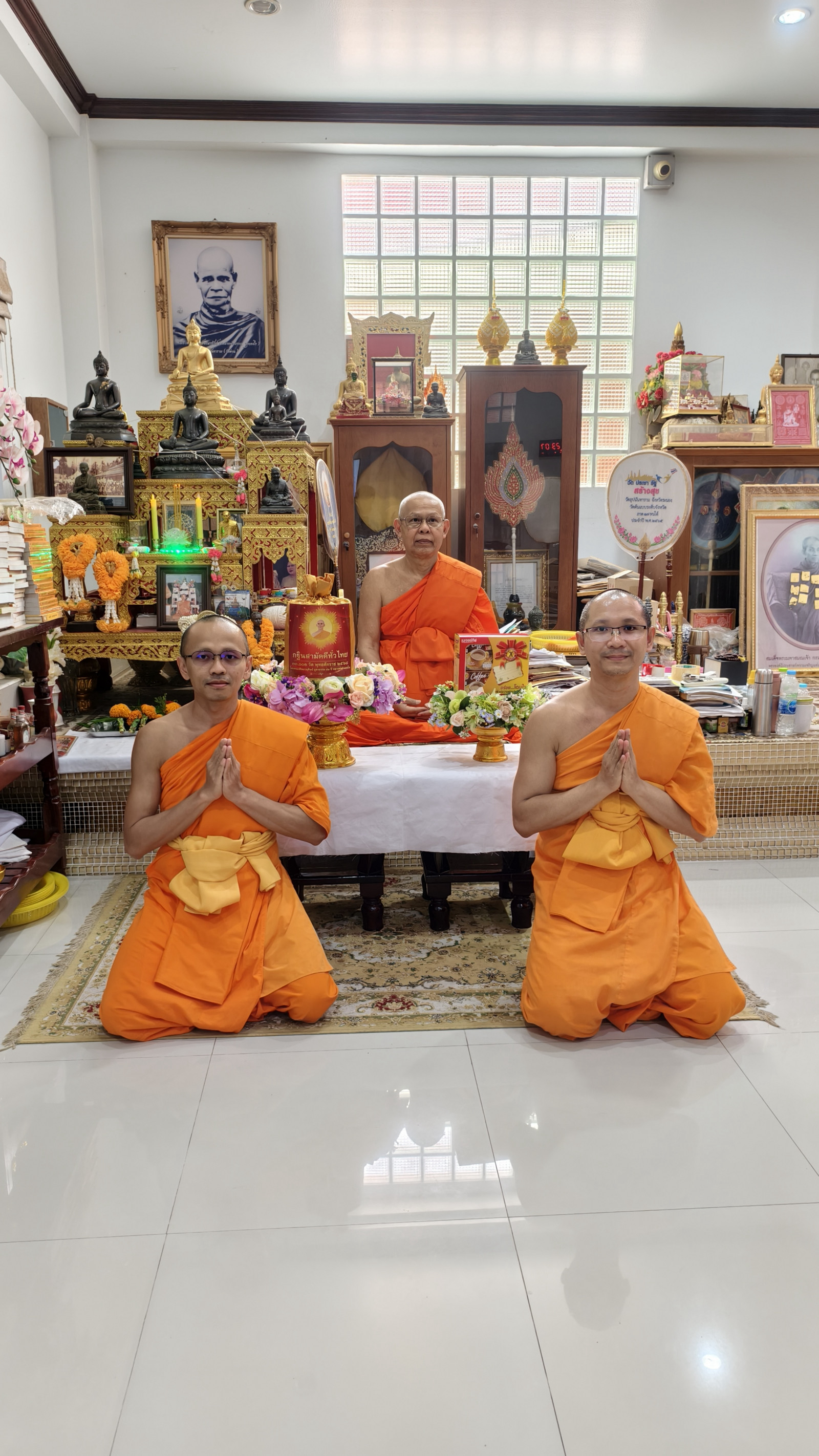 ภาพหมู่ถือพานถวายปัจจัยวัดอุปนันทาราม