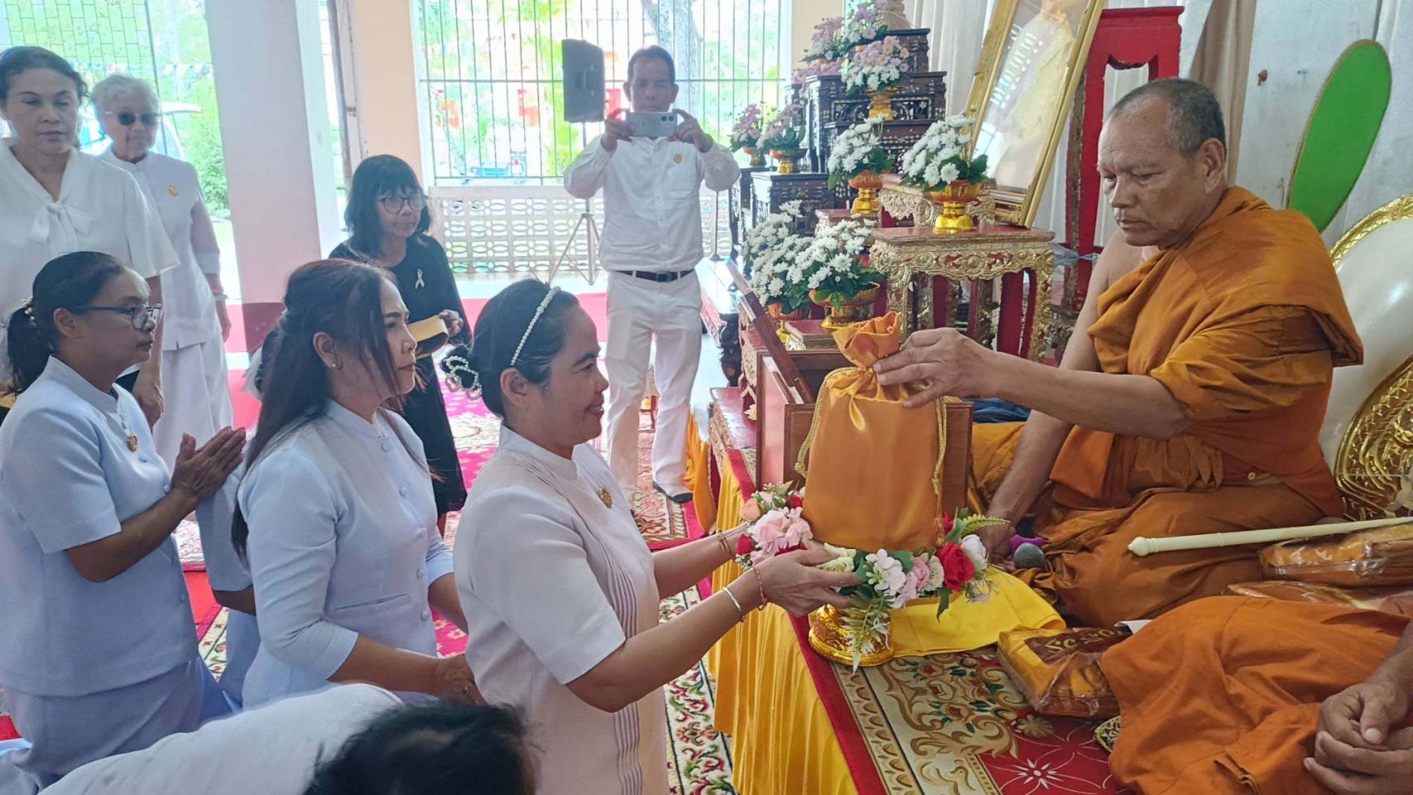 ภาพการถวายปัจจัยวัดราษฎร์บำรุง