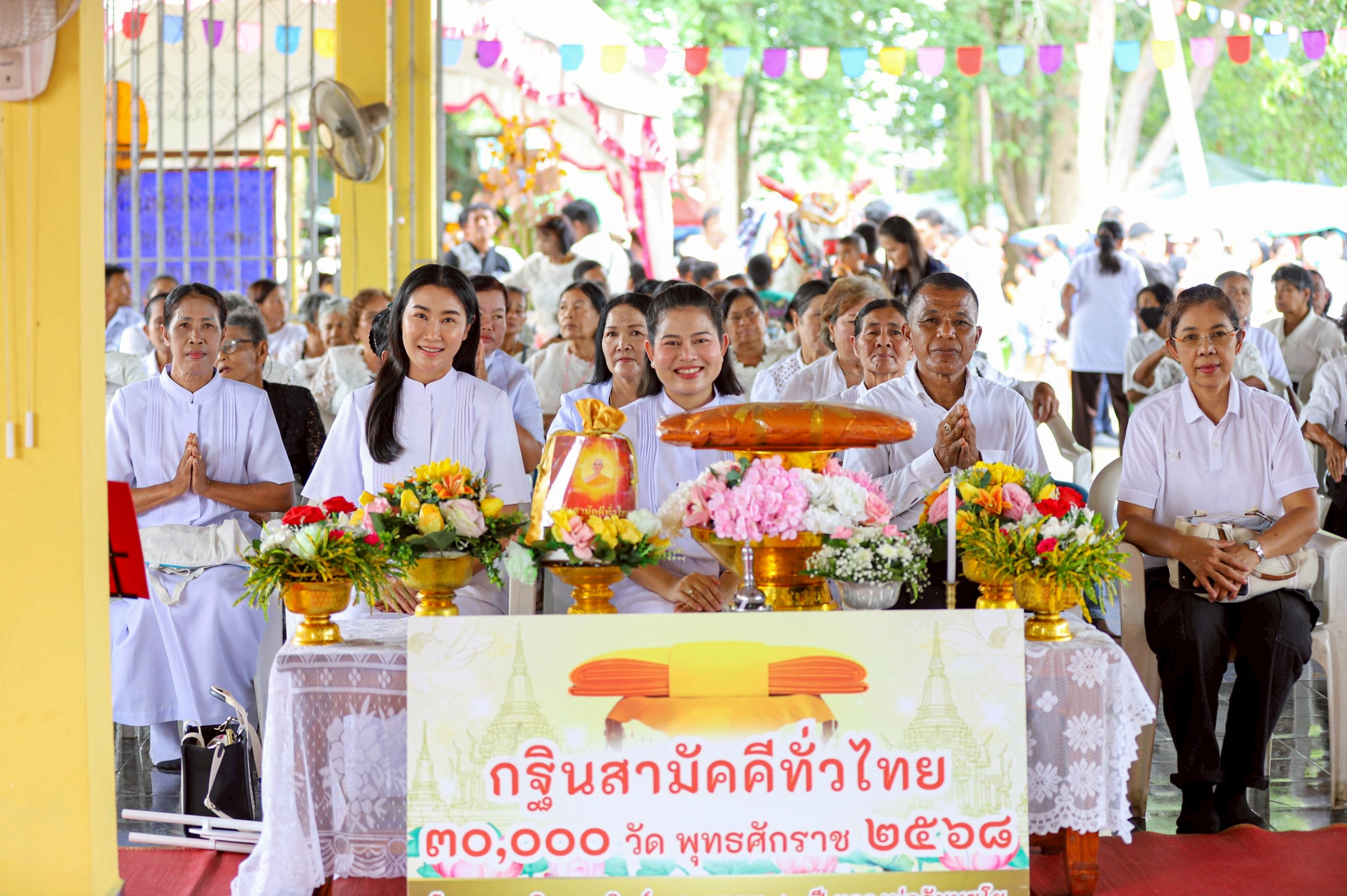 ภาพหมู่ถือพานถวายปัจจัยวัดท่านางพรหม