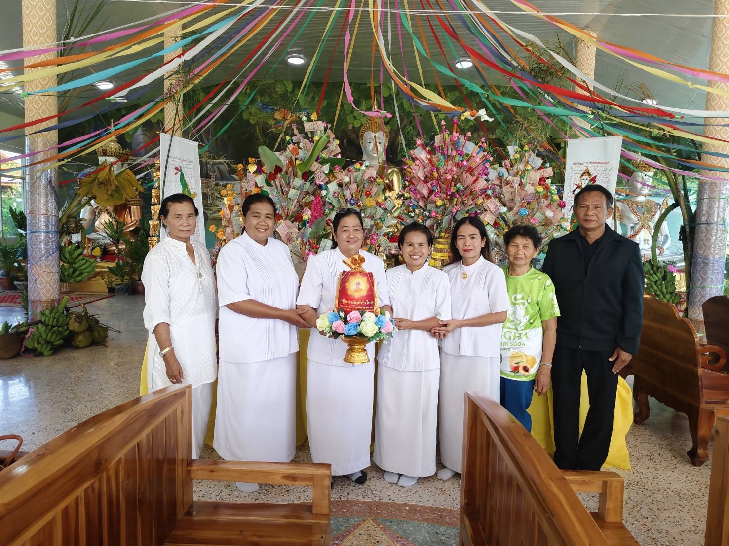 ภาพหมู่ถือพานถวายปัจจัยวัดโนนทัน