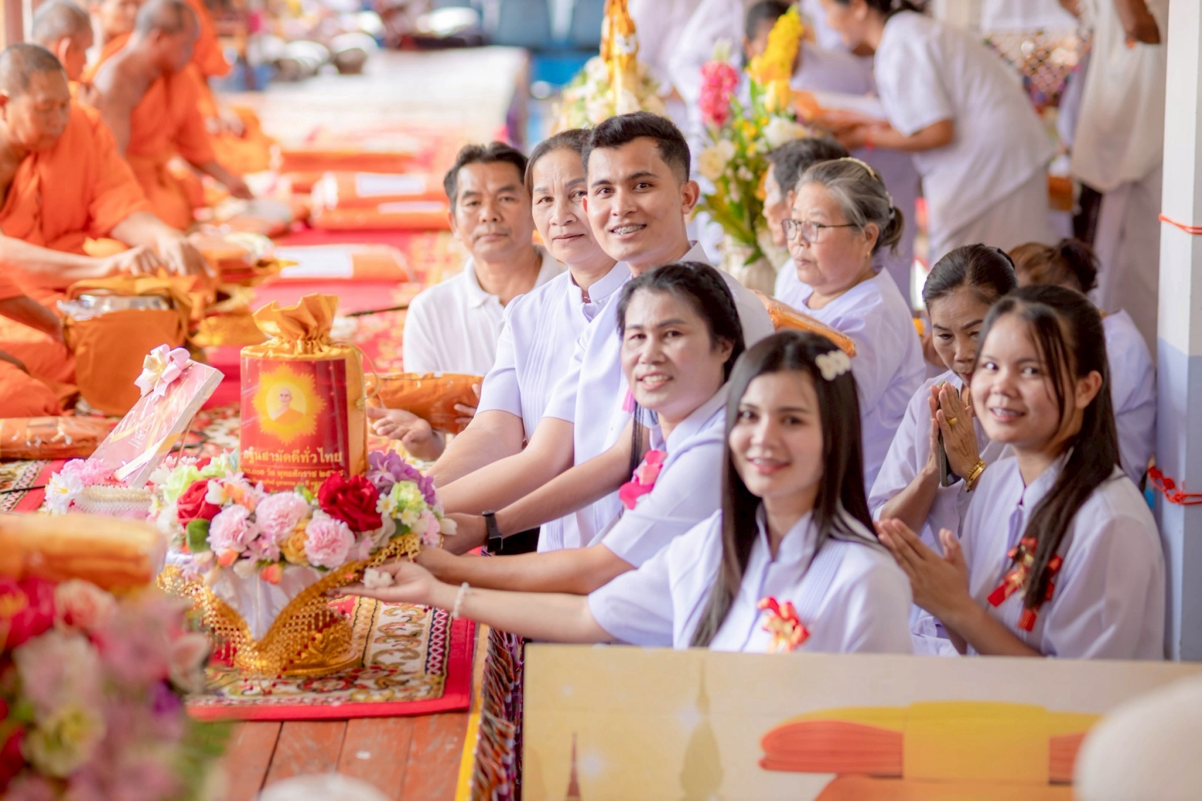 ภาพการถวายปัจจัยวัดราษฎร์สามัคคี