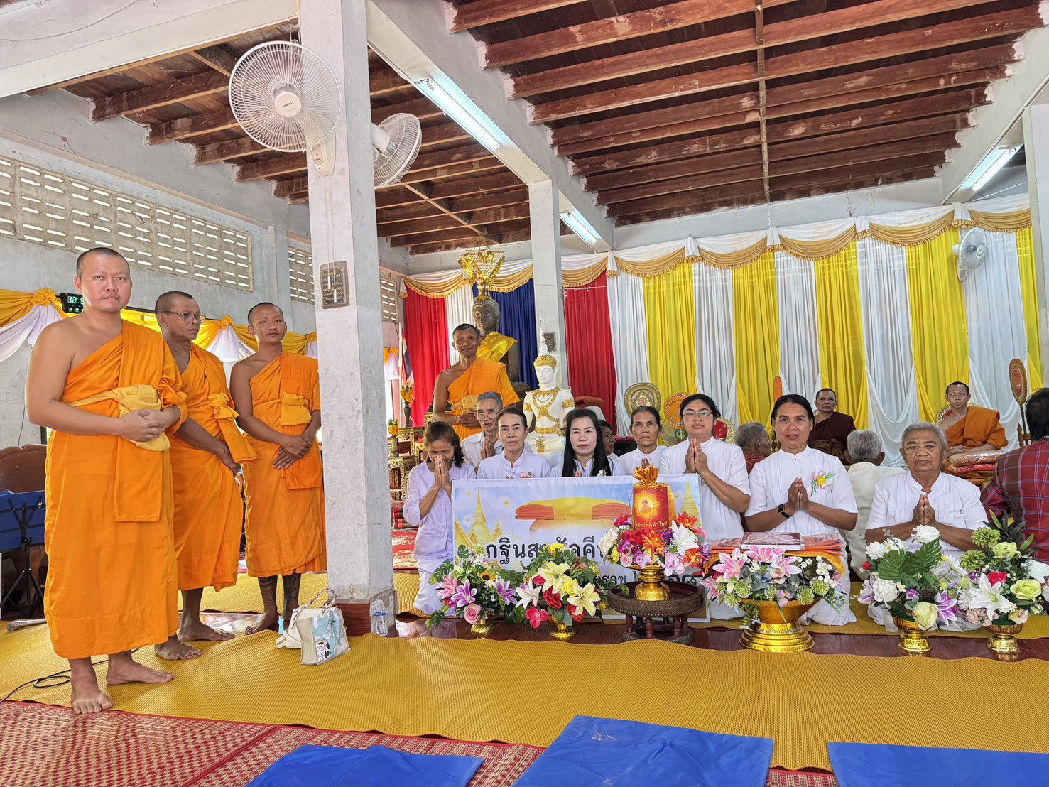ภาพหมู่ถือพานถวายปัจจัยวัดสุวรรณวารี