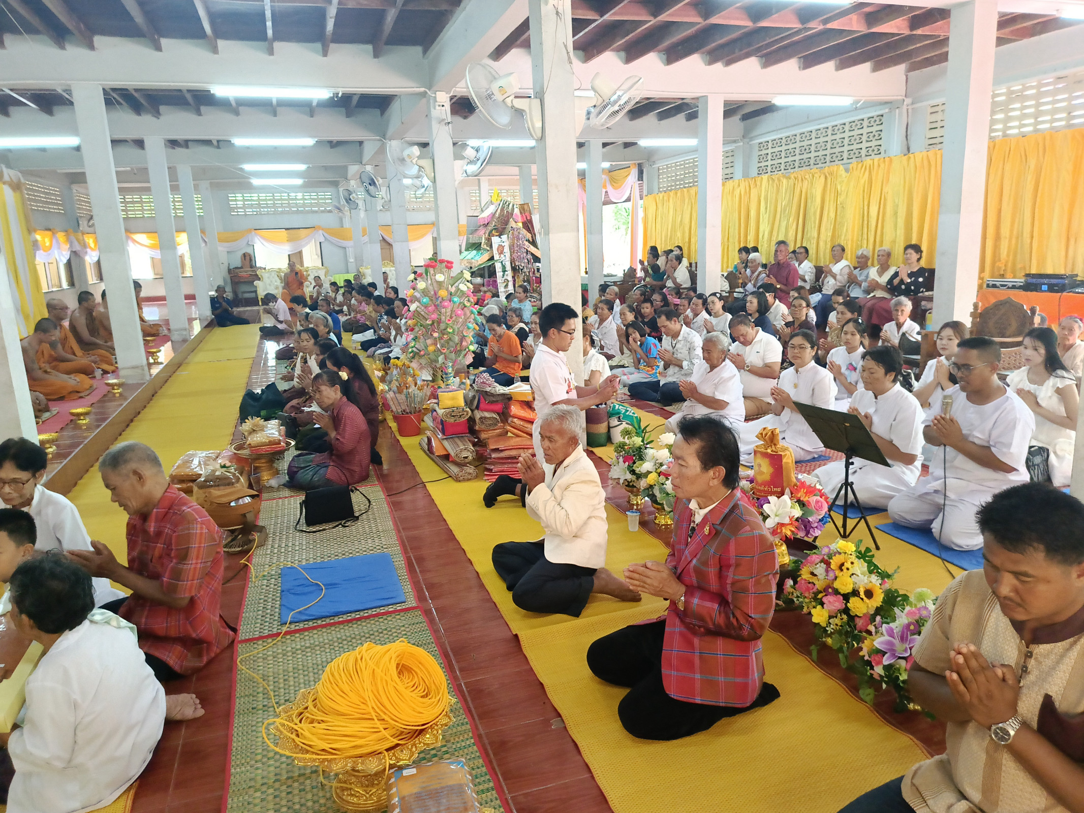 ภาพร่วมพิธีกรรมวัดสุวรรณวารี