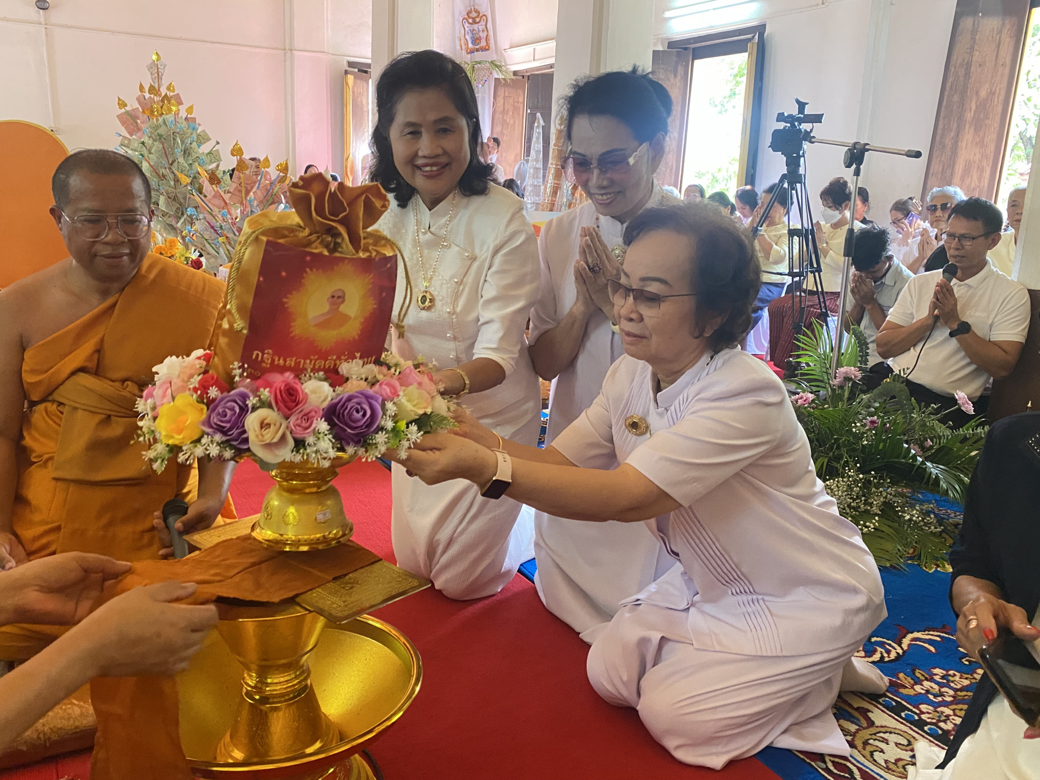 ภาพการถวายปัจจัยวัดจุมพลสุทธาวาส