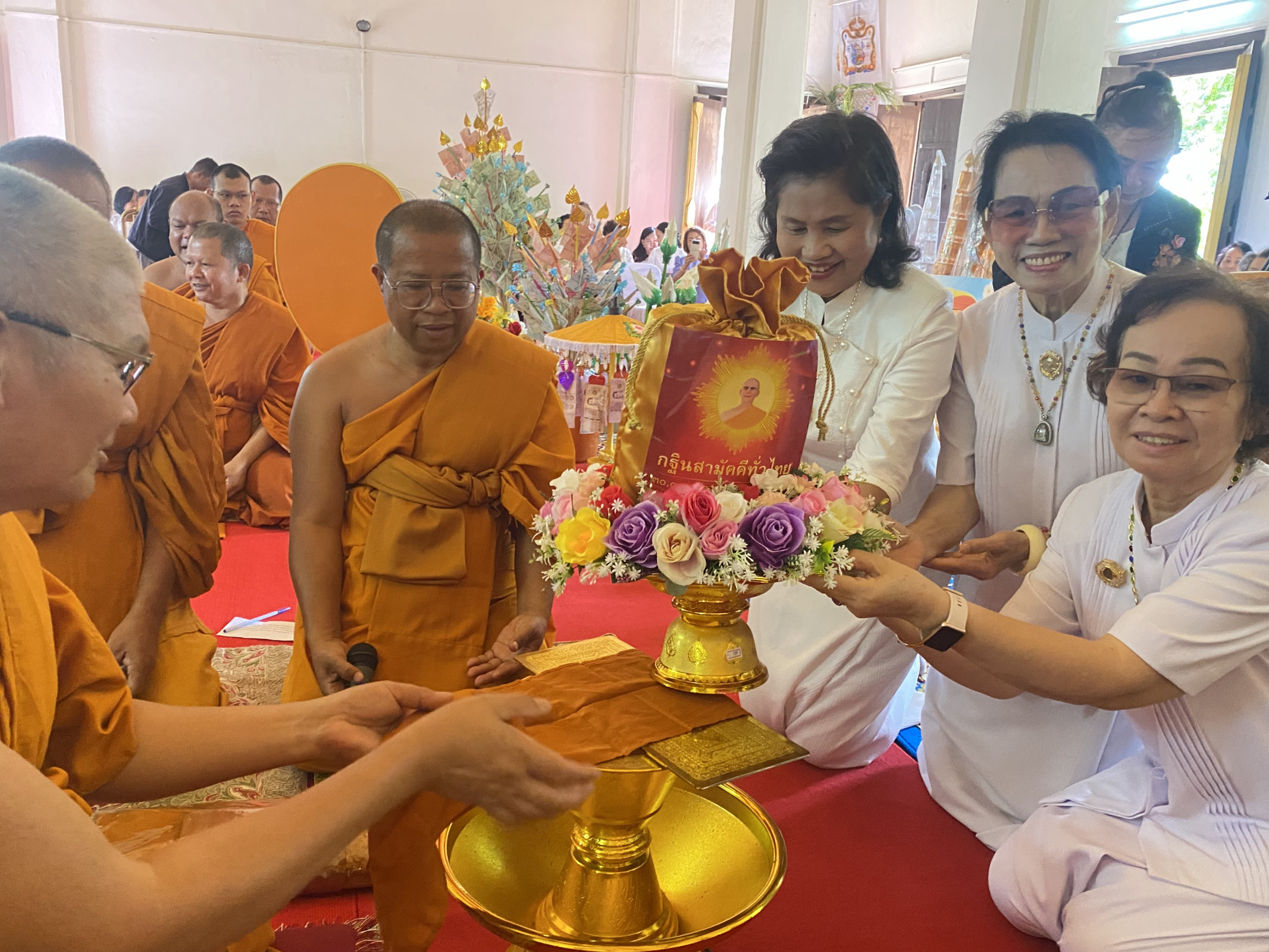 ภาพหมู่ถือพานถวายปัจจัยวัดจุมพลสุทธาวาส