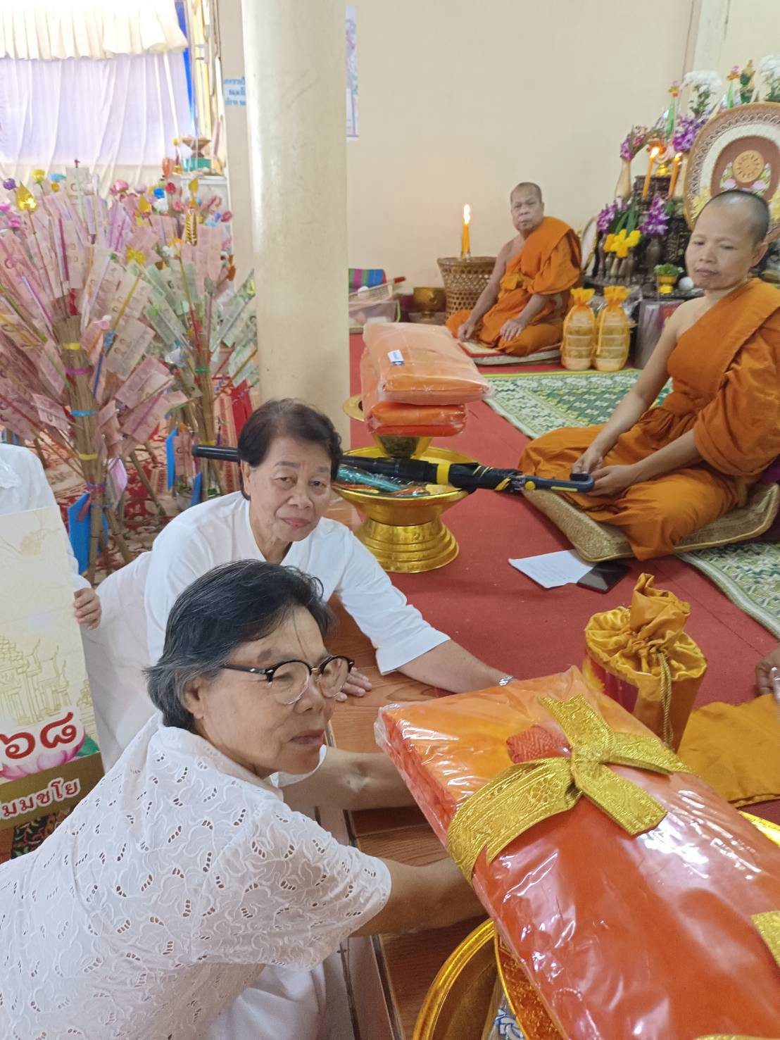 ภาพการถวายปัจจัยวัดกอนประชาราม