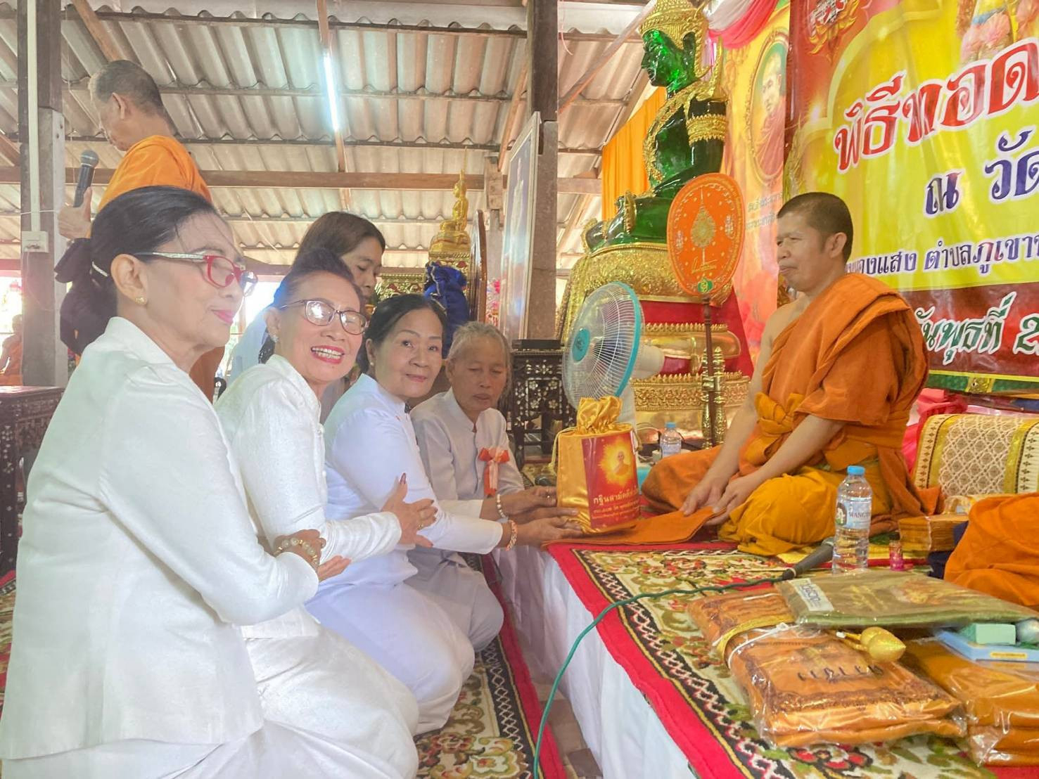 ภาพการถวายปัจจัยวัดแสงอรุณ