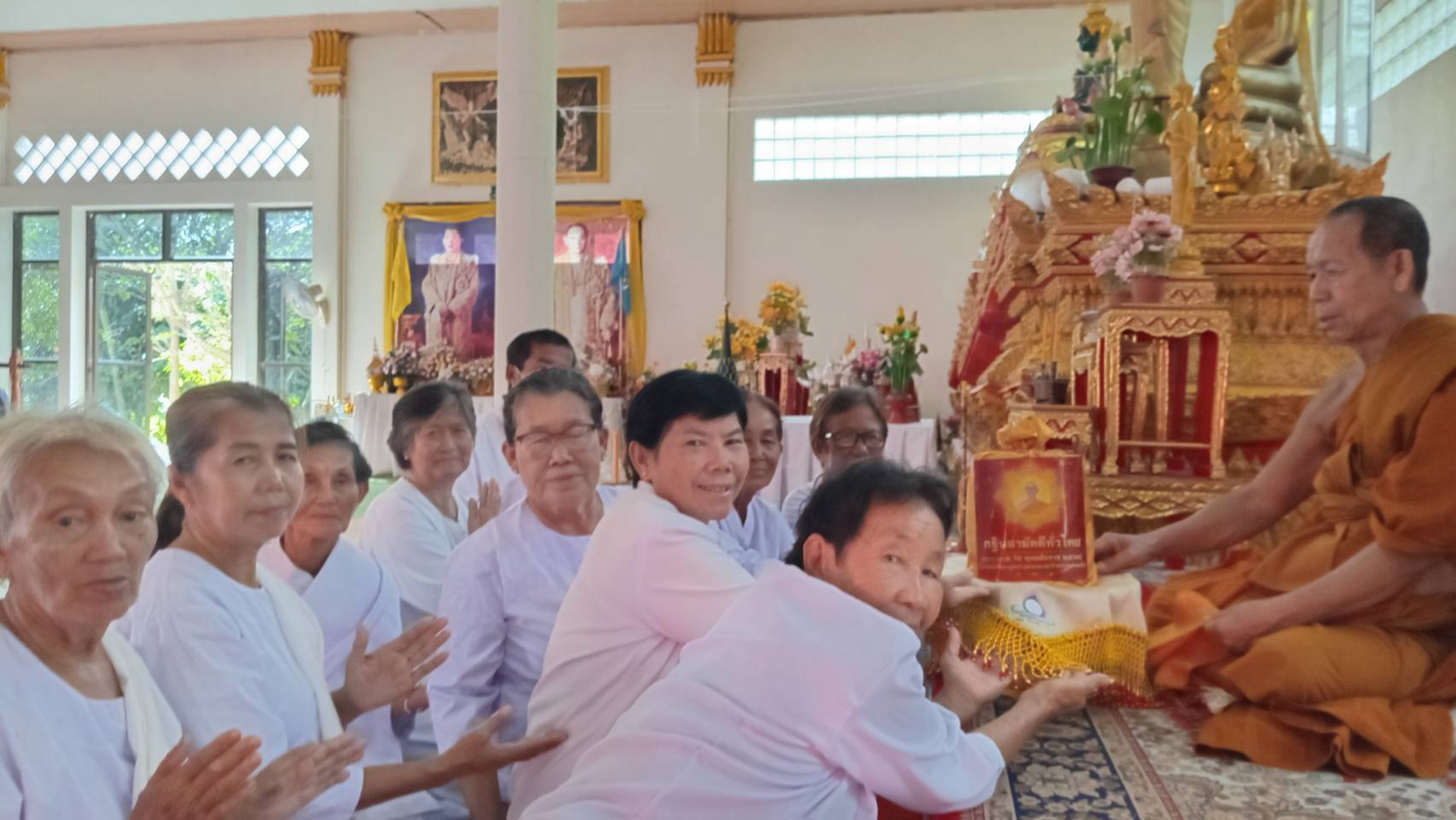 ภาพการถวายปัจจัยวัดโพธิ์ชัย