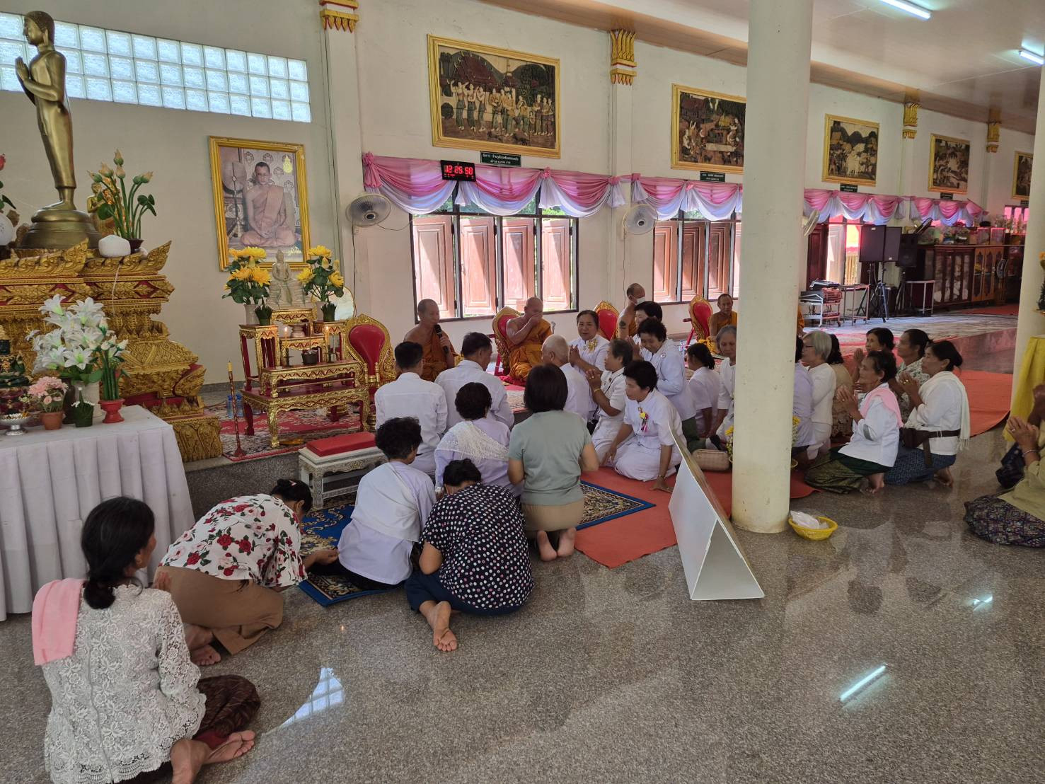 ภาพหมู่ถือพานถวายปัจจัยวัดโพธิ์ชัย