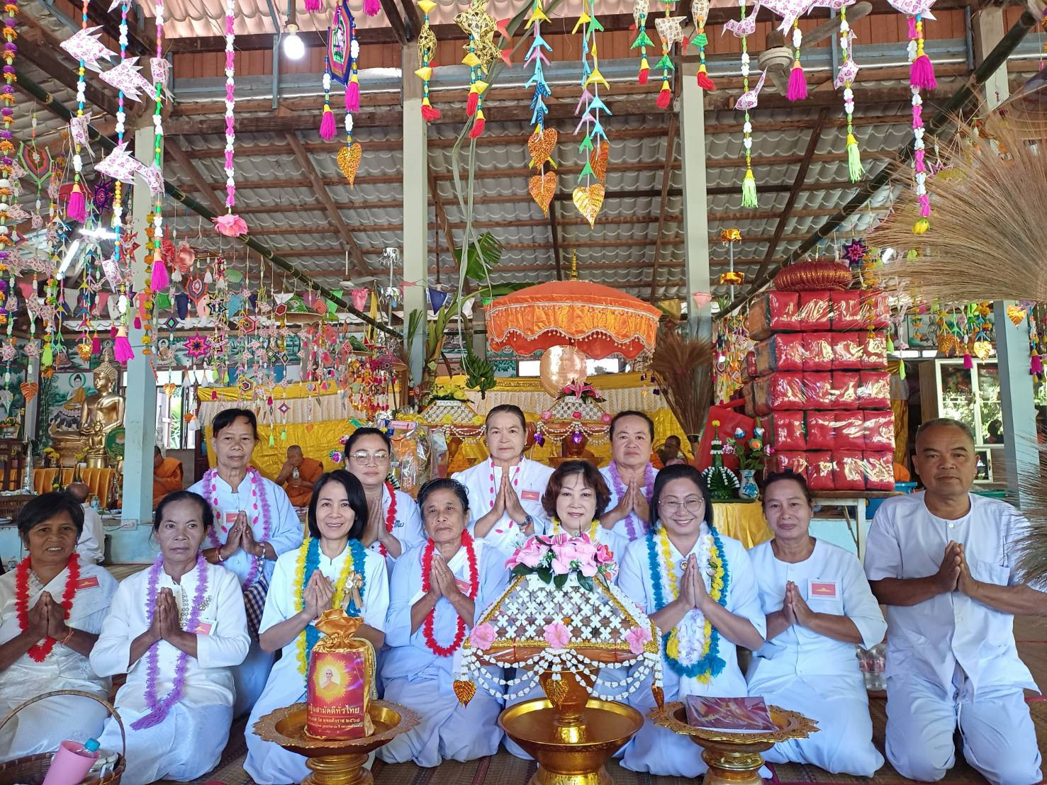 ภาพหมู่ถือพานถวายปัจจัยวัดศรีทรงวนาราม