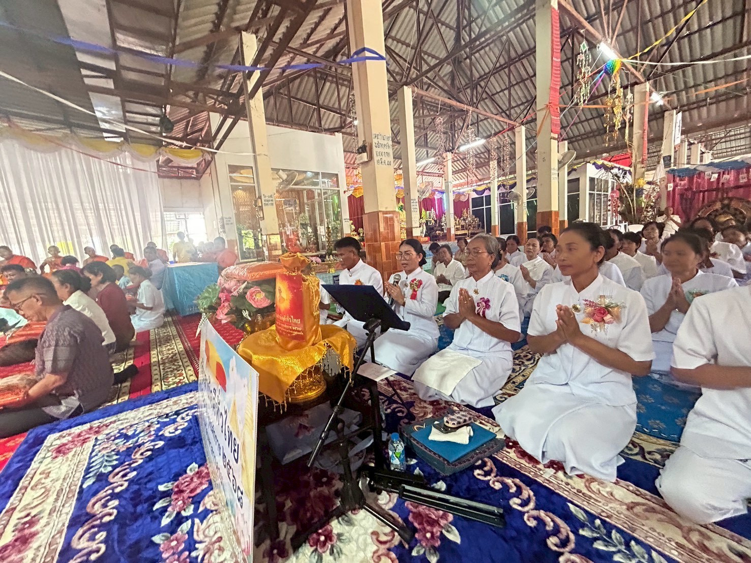 ภาพร่วมพิธีกรรมวัดกลาง