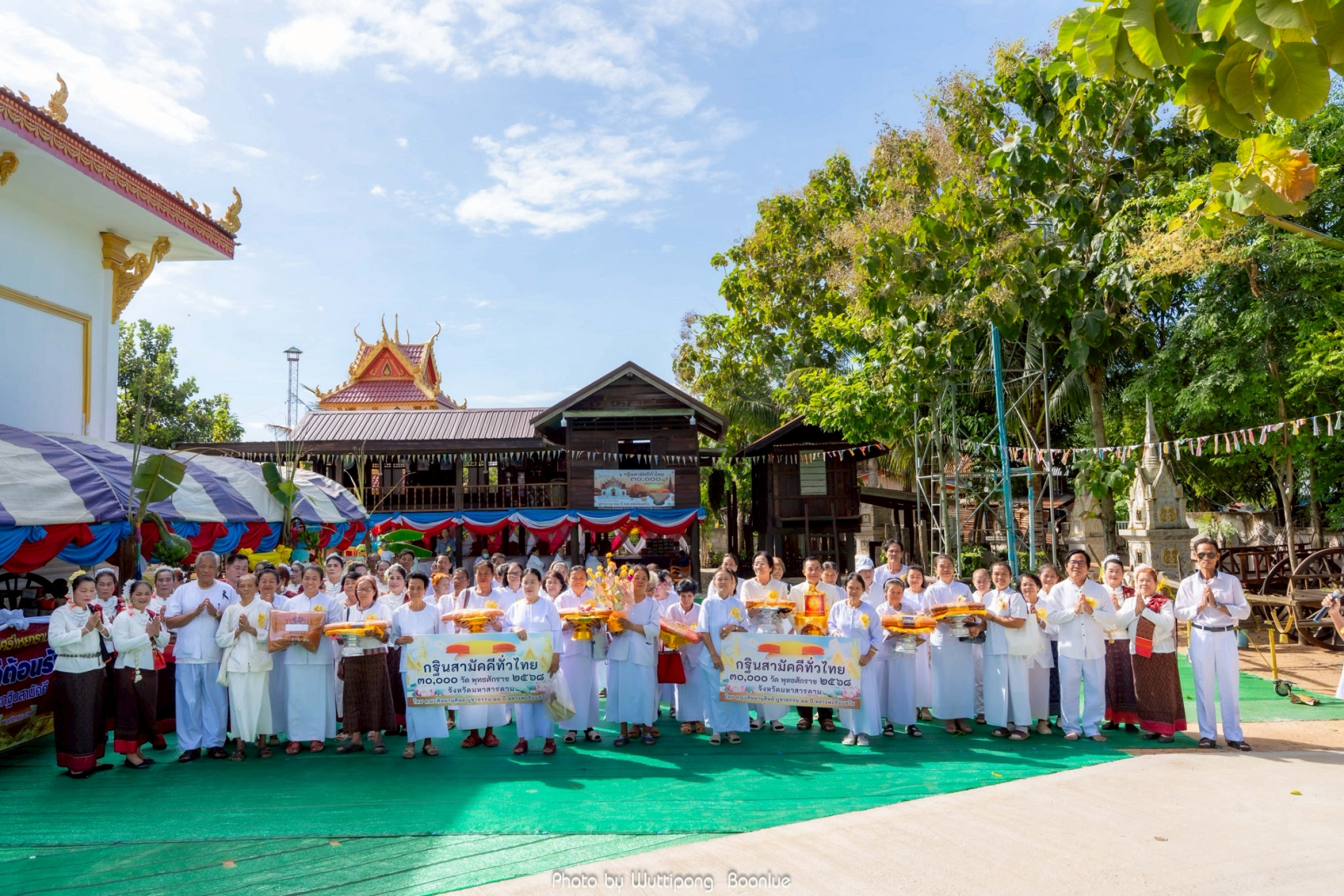 ภาพหมู่ถือพานถวายปัจจัยวัดศรีไชยาราม