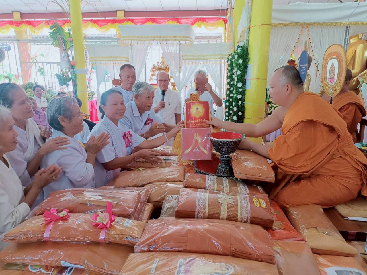 ภาพการถวายปัจจัยวัดสุวรรณาวาส