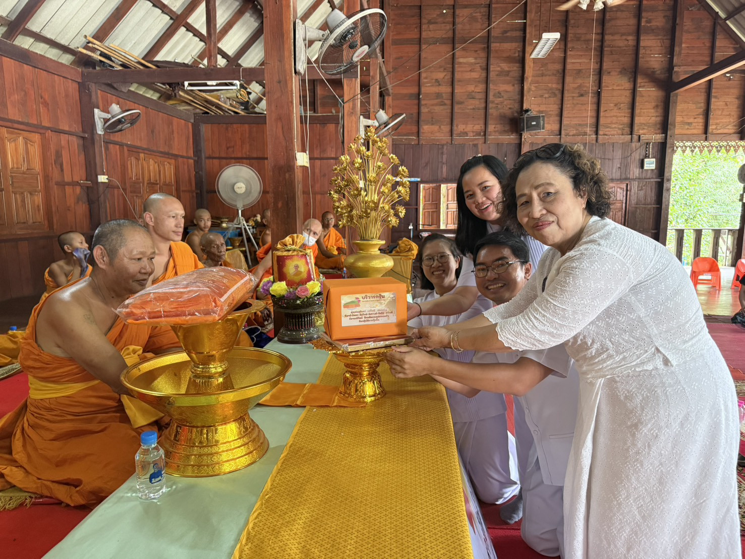 ภาพร่วมขบวนกฐินวัดธรรมจาริกแม่ต้อบเหนือ