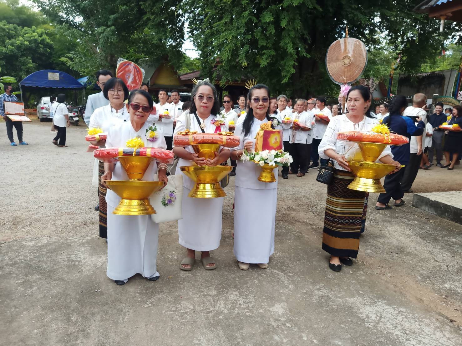 ภาพหมู่ถือพานถวายปัจจัยวัดนาปราบ