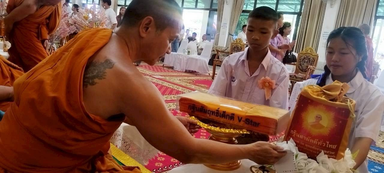 ภาพหมู่ถือพานถวายปัจจัยวัดมะคับตอง