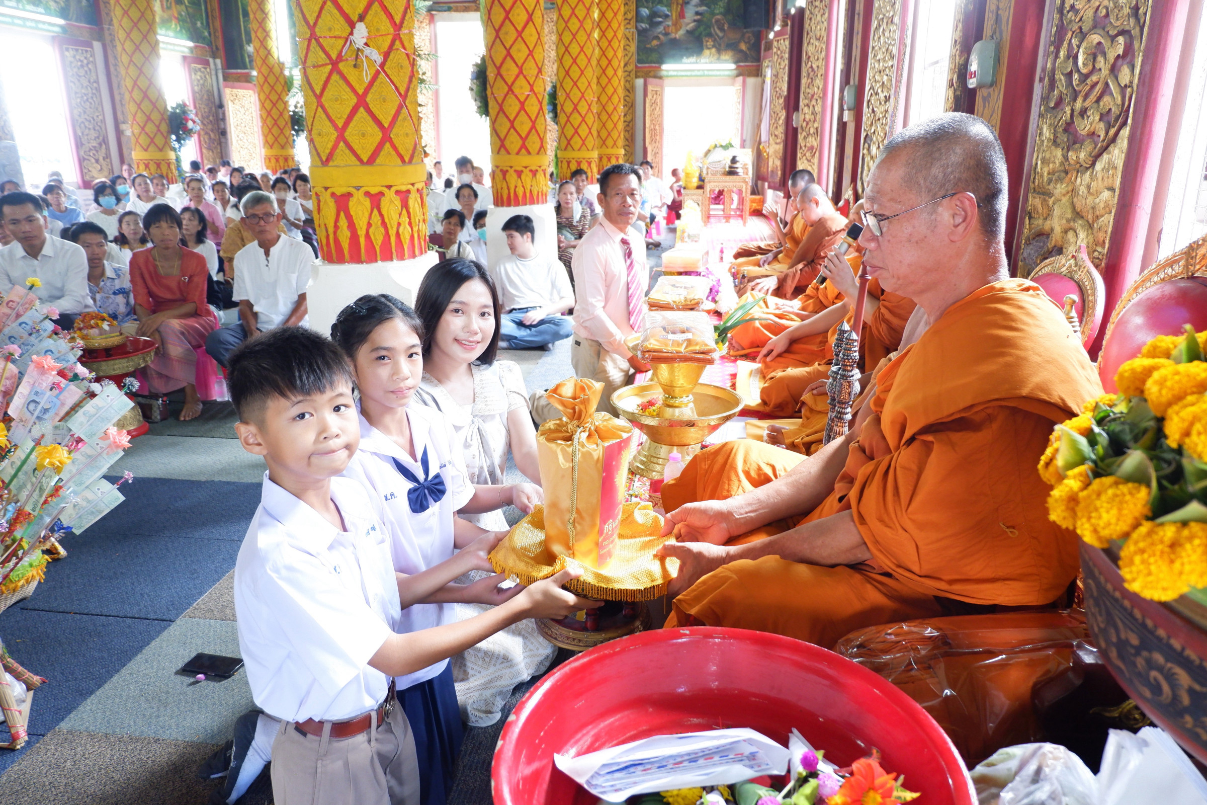 ภาพการถวายปัจจัยวัดช้างค้ำ