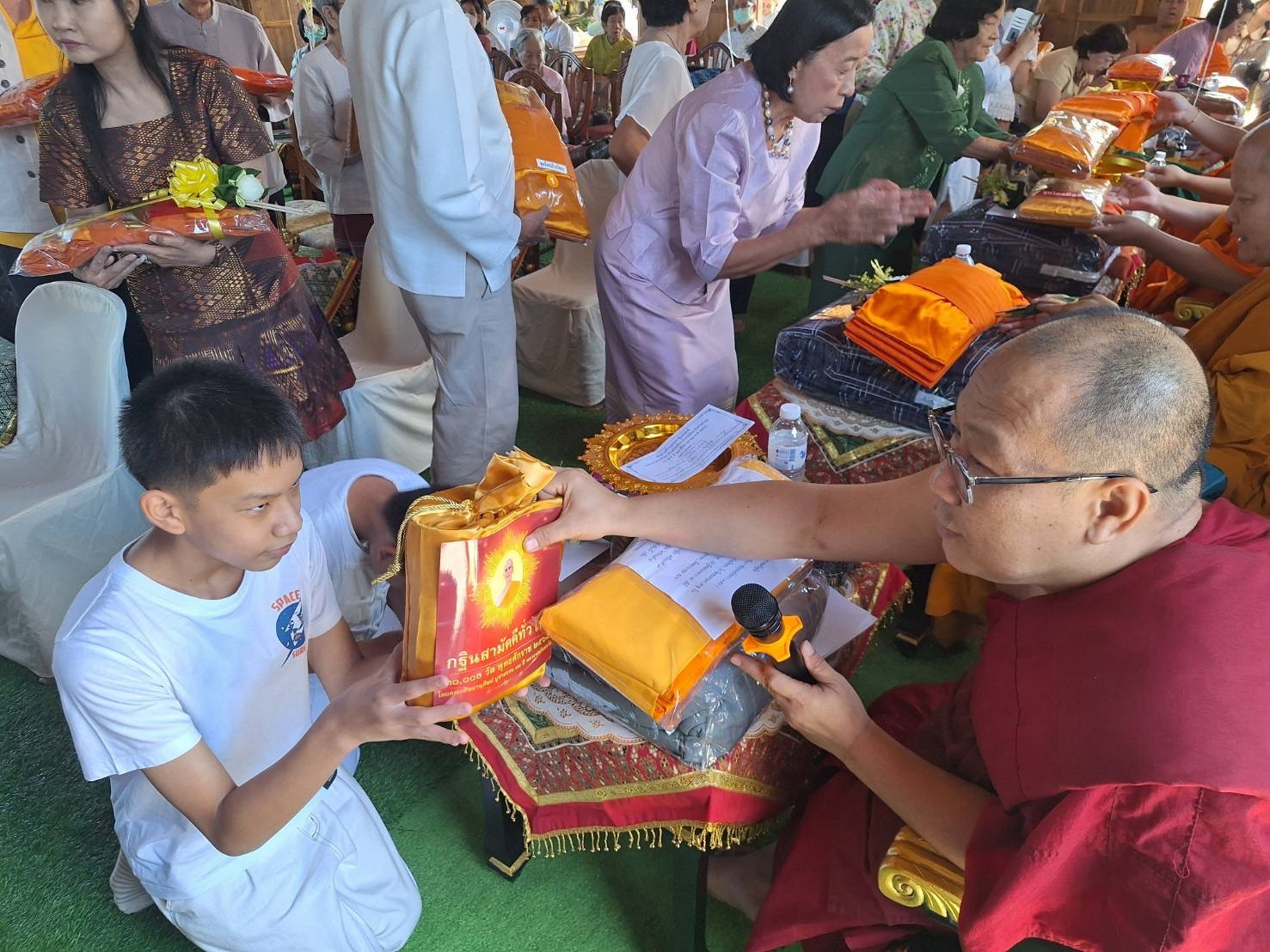 ภาพการถวายปัจจัยวัดธงสัจจะ