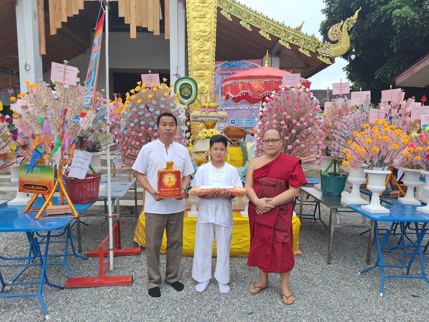 ภาพหมู่ถือพานถวายปัจจัยวัดธงสัจจะ