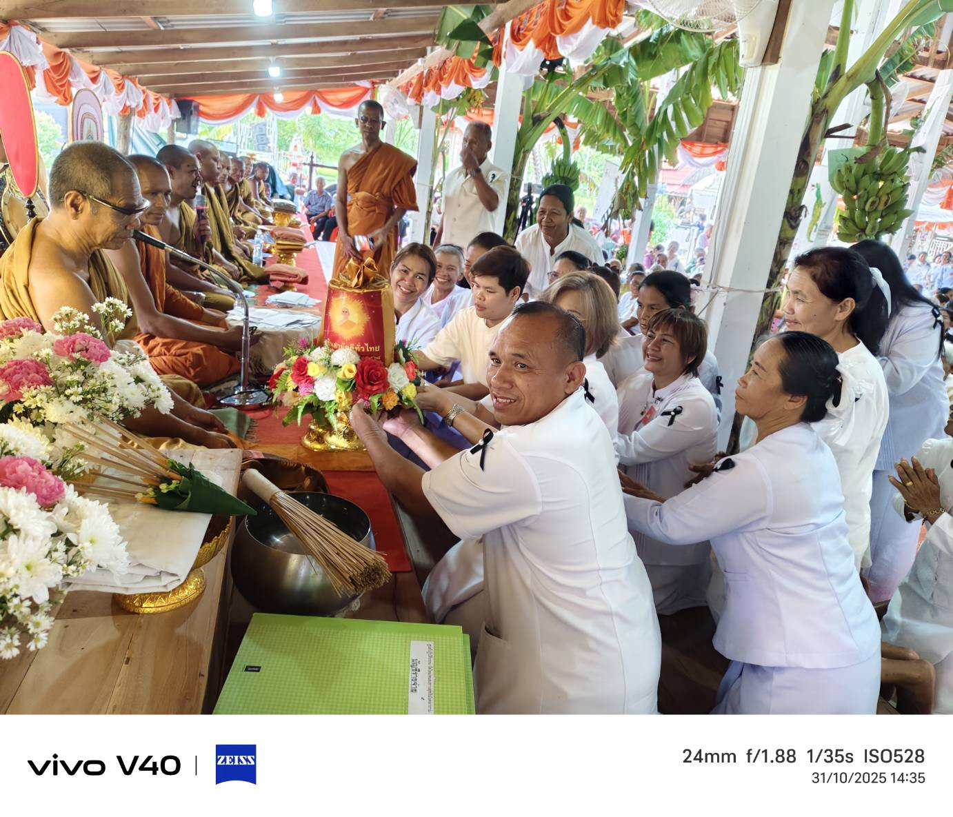 ภาพการถวายปัจจัยศูนย์ปฏิบัติธรรมวัดใหม่หนองยางสุทธิมังคลาราม