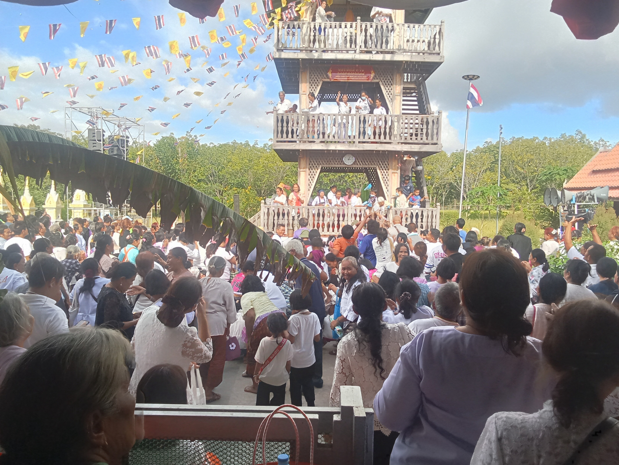 ภาพร่วมขบวนกฐินศูนย์ปฏิบัติธรรมวัดใหม่หนองยางสุทธิมังคลาราม