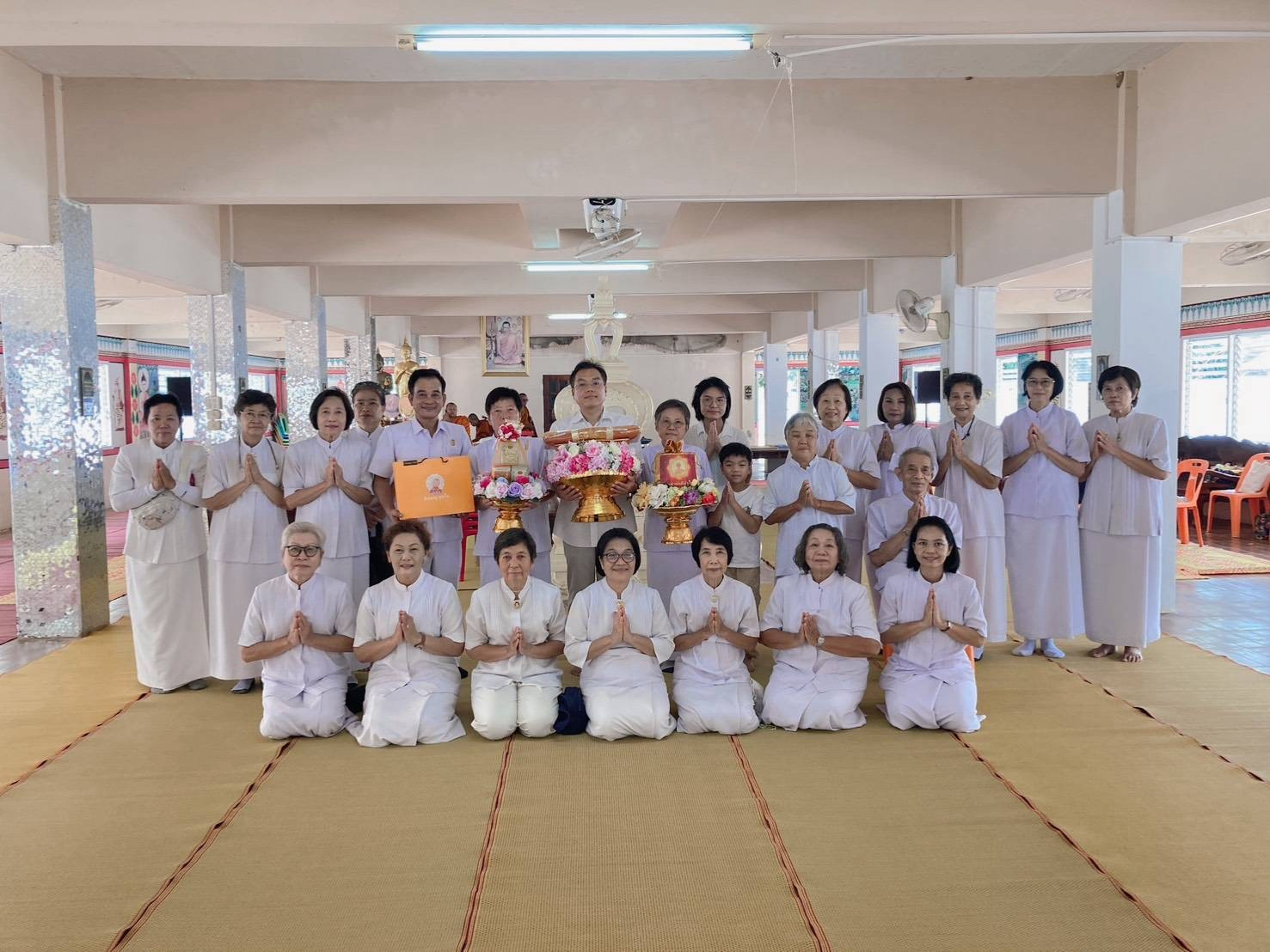 ภาพหมู่ถือพานถวายปัจจัยวัดห้วยปลาดุก