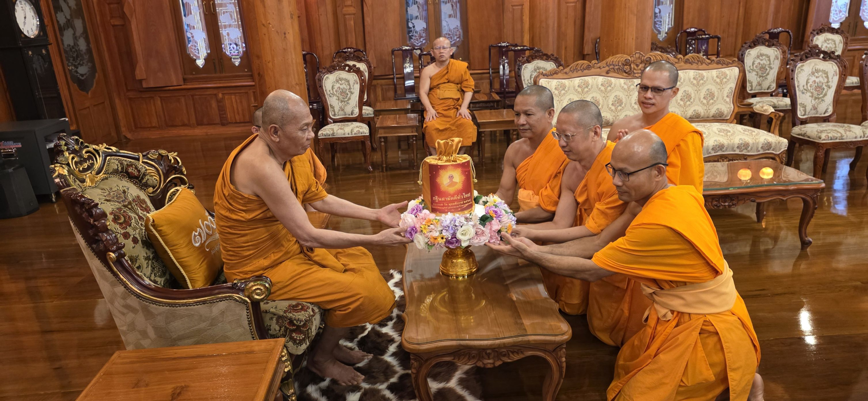 ภาพหมู่ถือพานถวายปัจจัยวัดพนัญเชิง