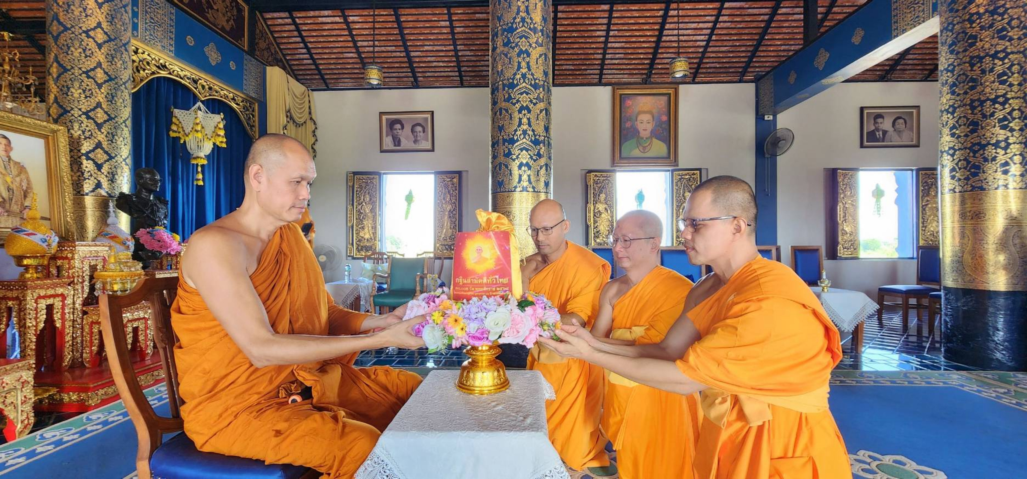 ภาพการถวายปัจจัยวัดพระนางจามเทวี