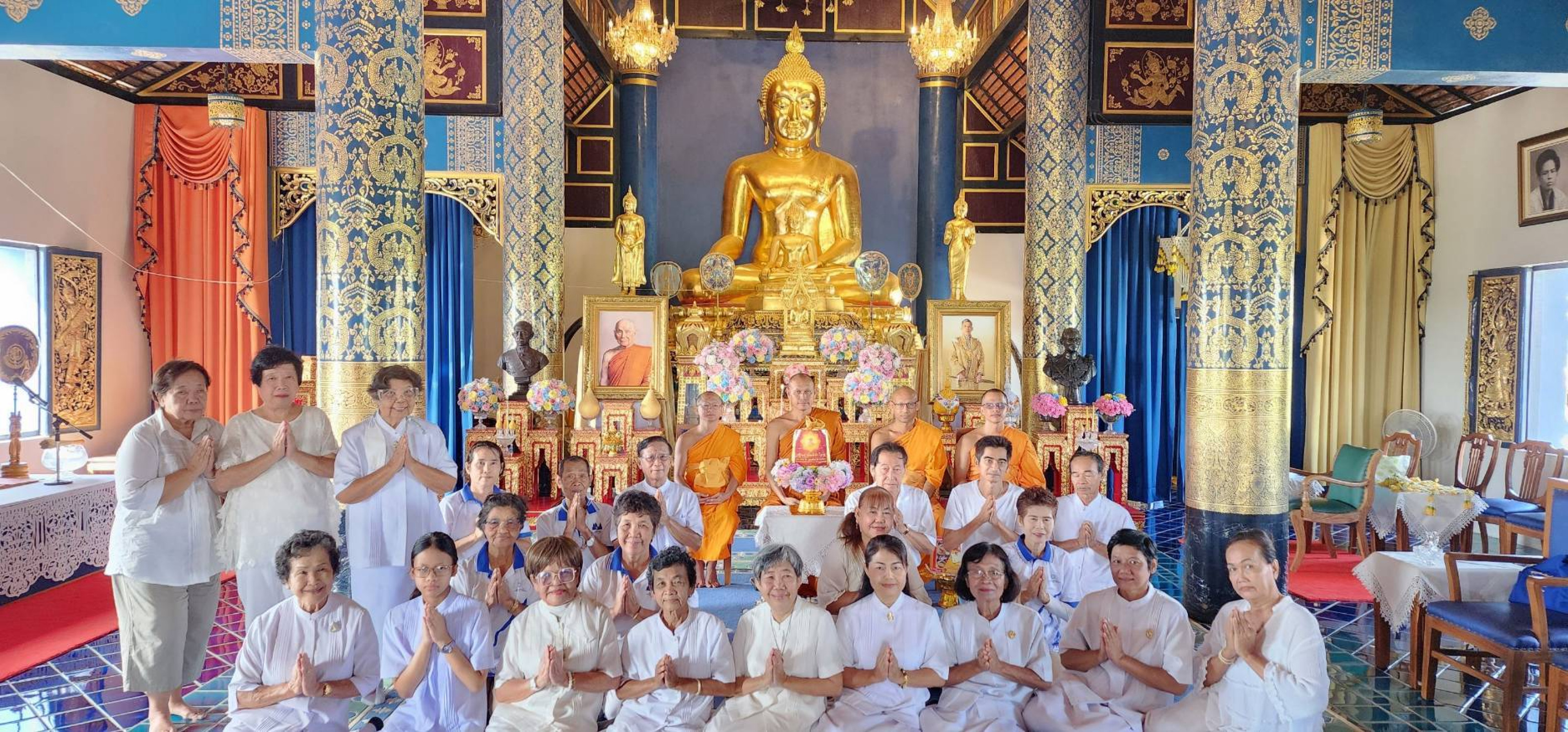 ภาพหมู่ถือพานถวายปัจจัยวัดพระนางจามเทวี