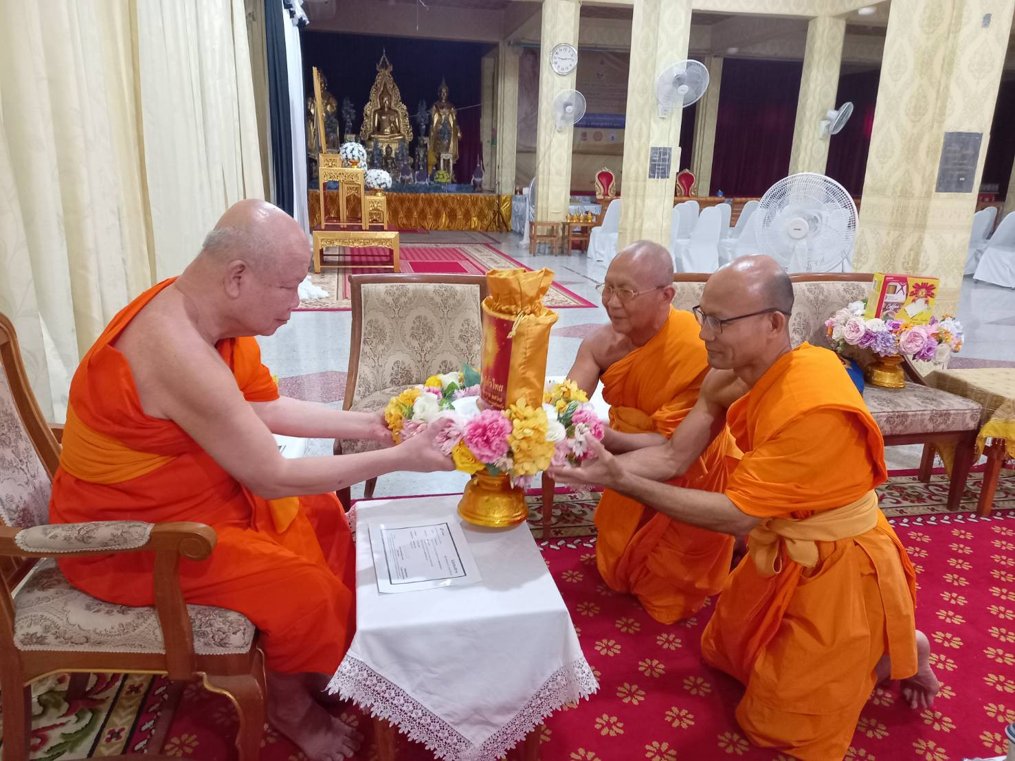 ภาพการถวายปัจจัยวัดพระพุทธฉาย