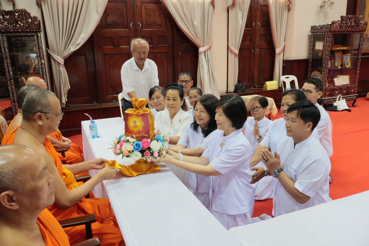 ภาพการถวายปัจจัยวัดพระพุทธบาท