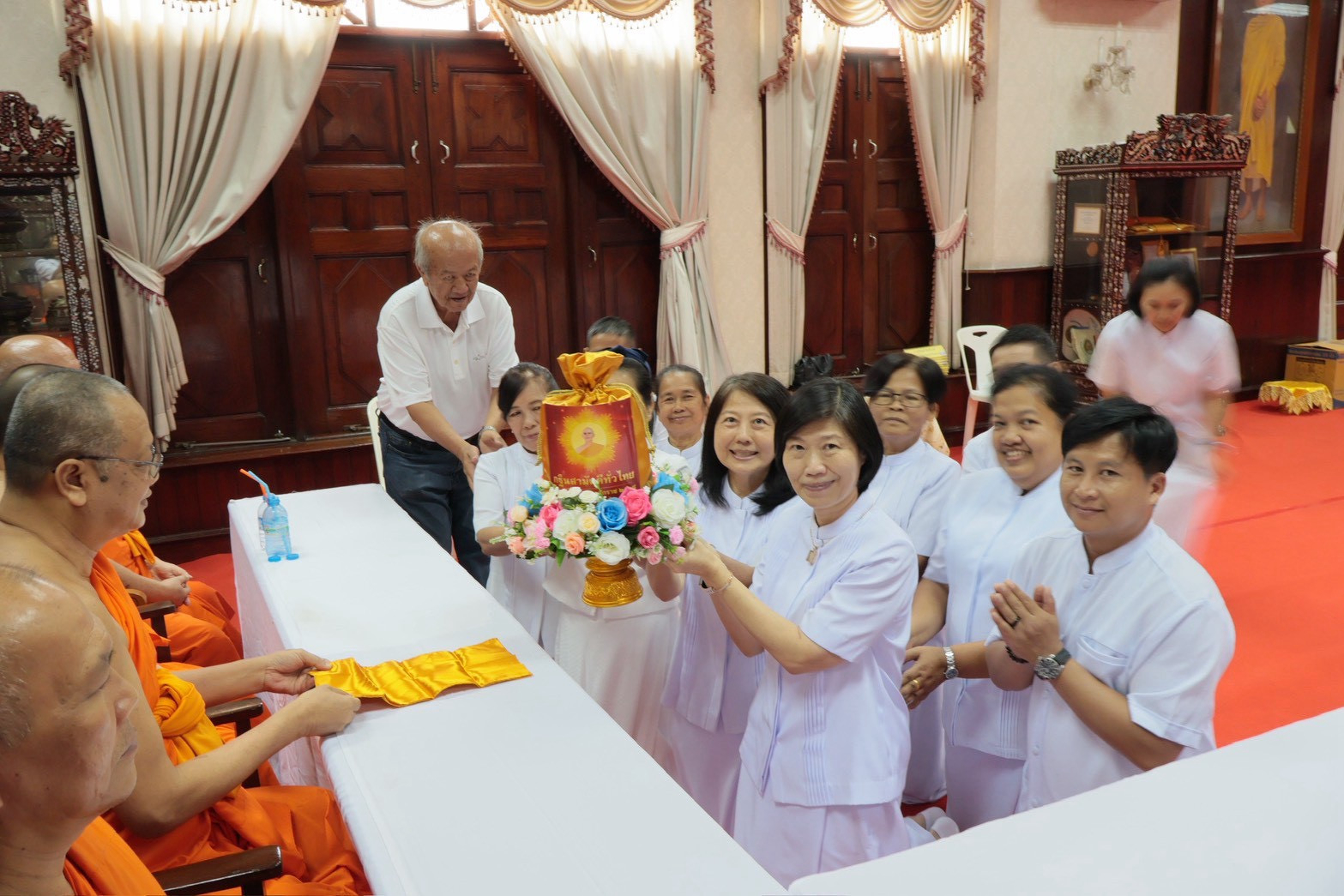 ภาพร่วมขบวนกฐินวัดพระพุทธบาท