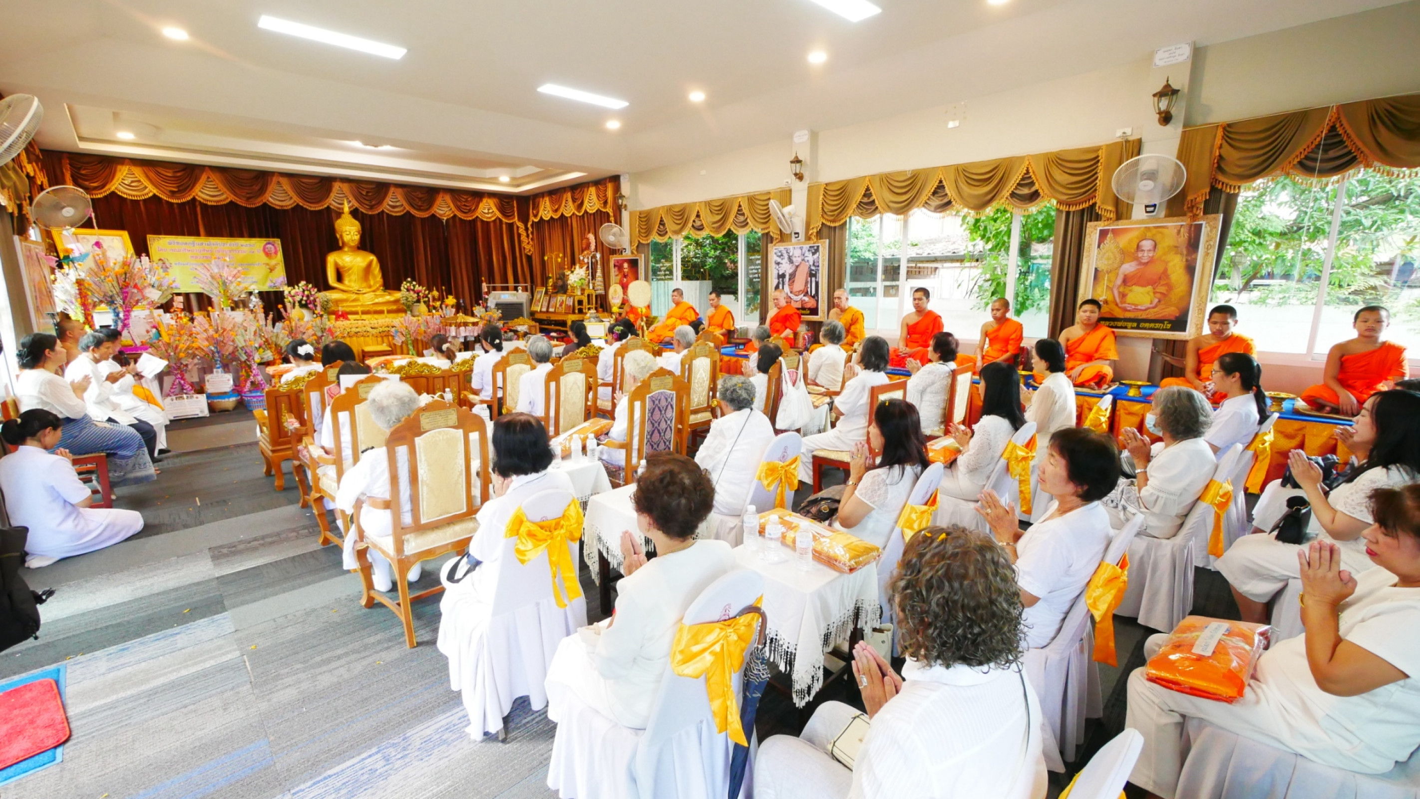 ภาพร่วมพิธีกรรมวัดผาบ่อง