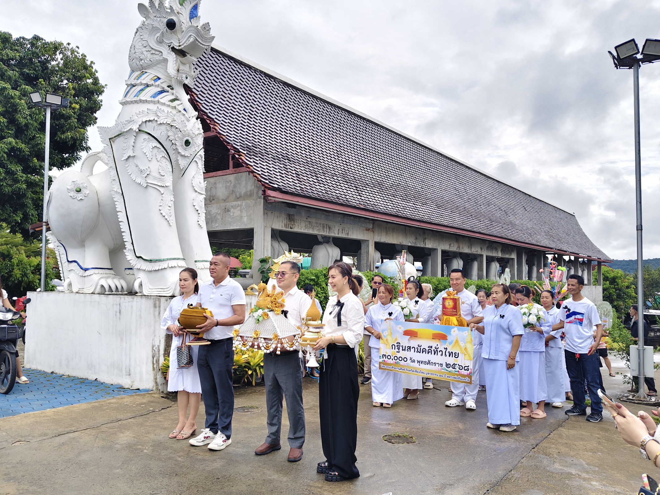 ภาพร่วมพิธีกรรมวัดแม่อีด