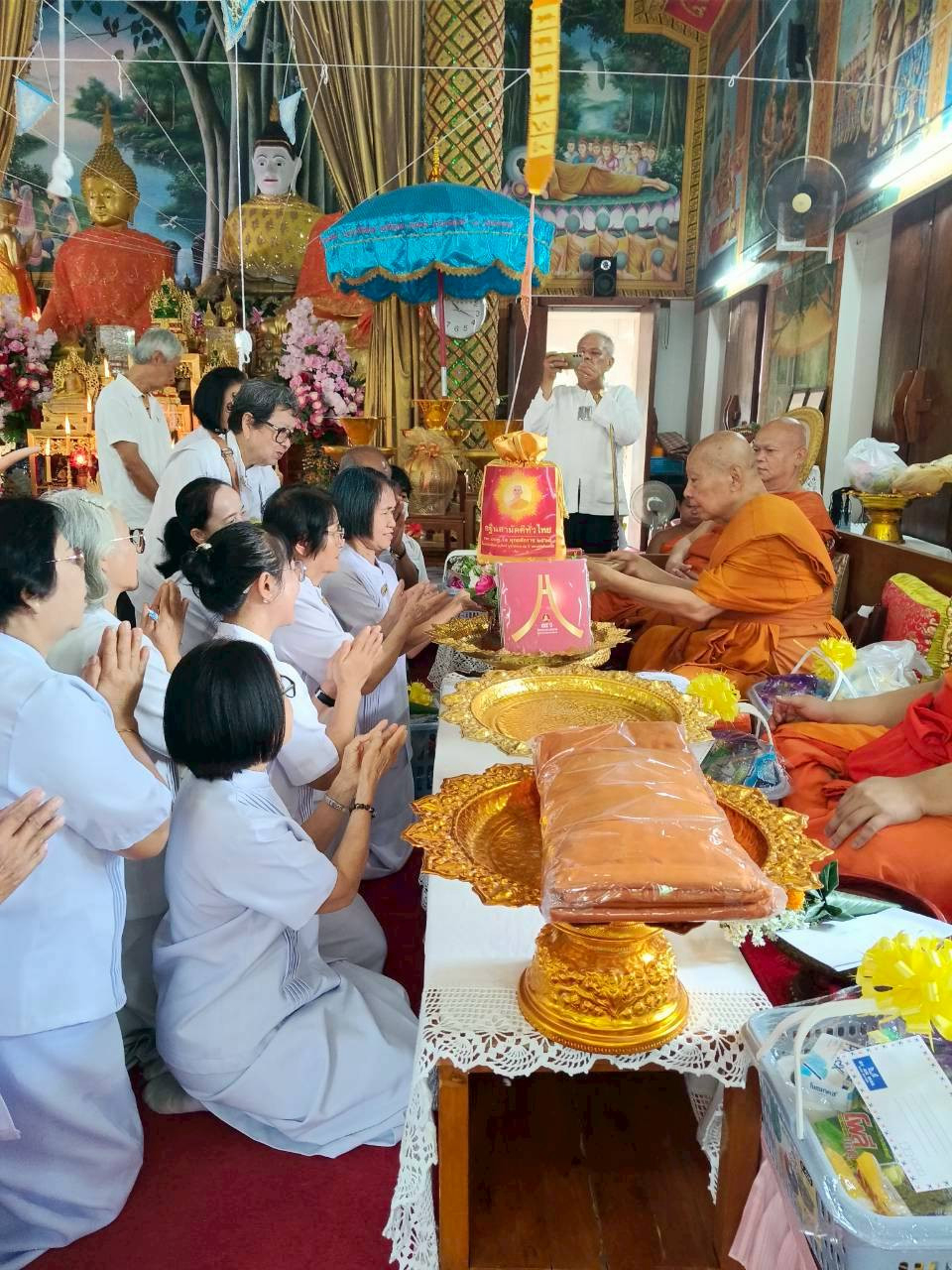 ภาพการถวายปัจจัยวัดดวงดี