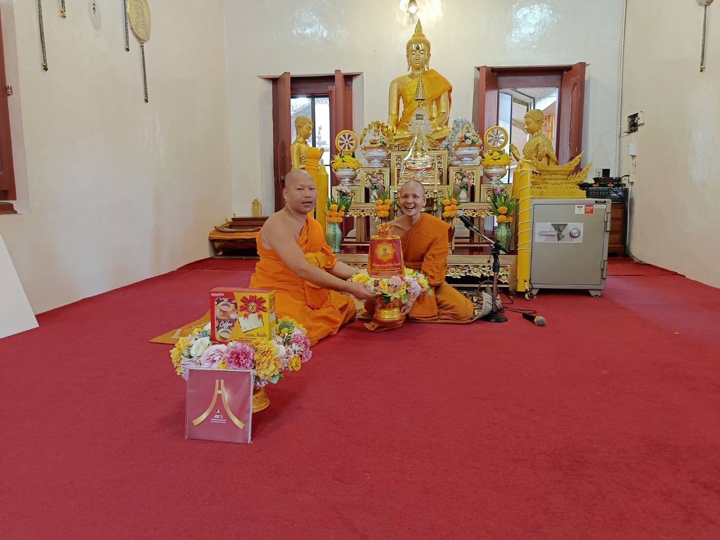 ภาพการถวายปัจจัยวัดธรรมามูล