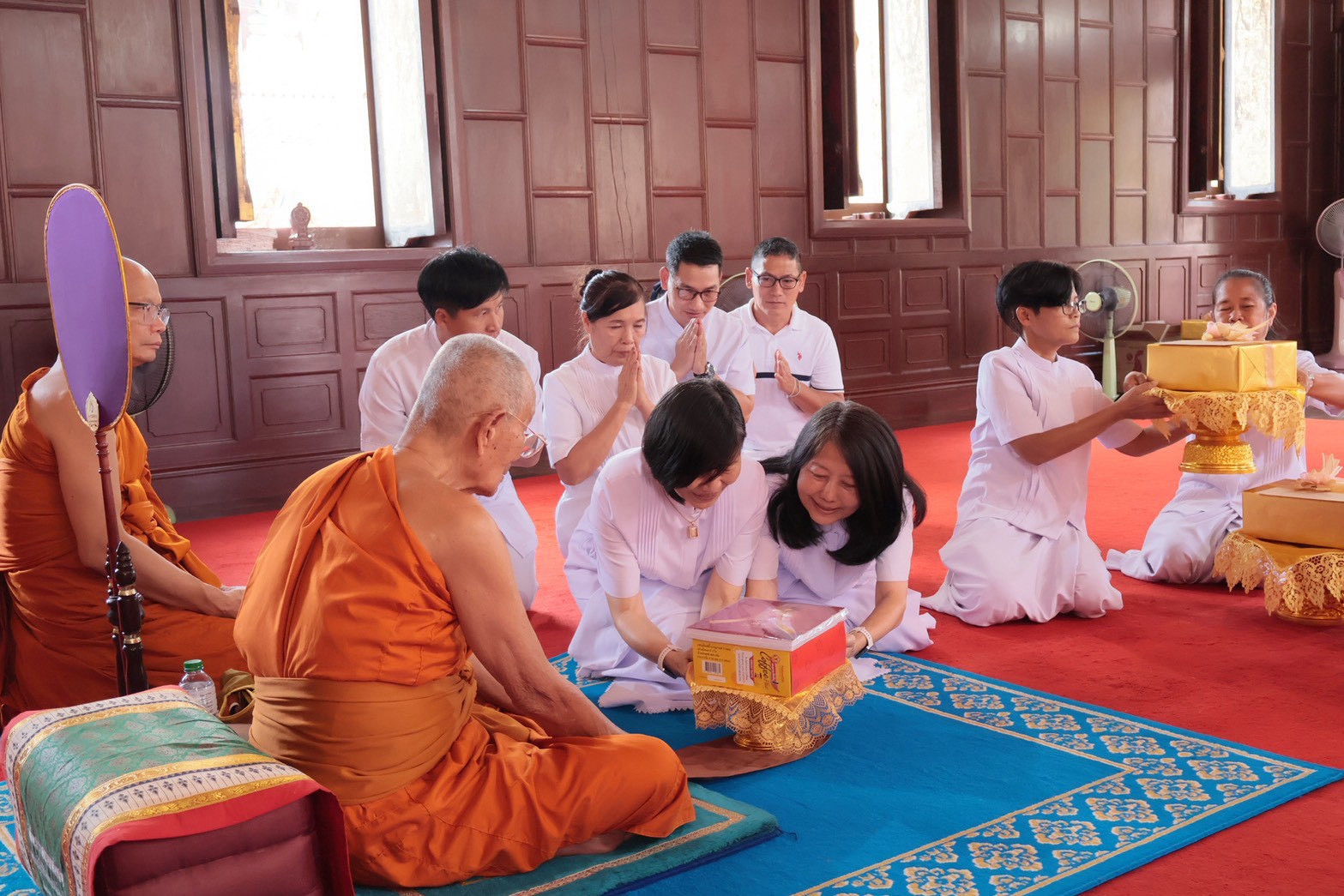 ภาพหมู่ถือพานถวายปัจจัยวัดศรีบุรีรตนาราม