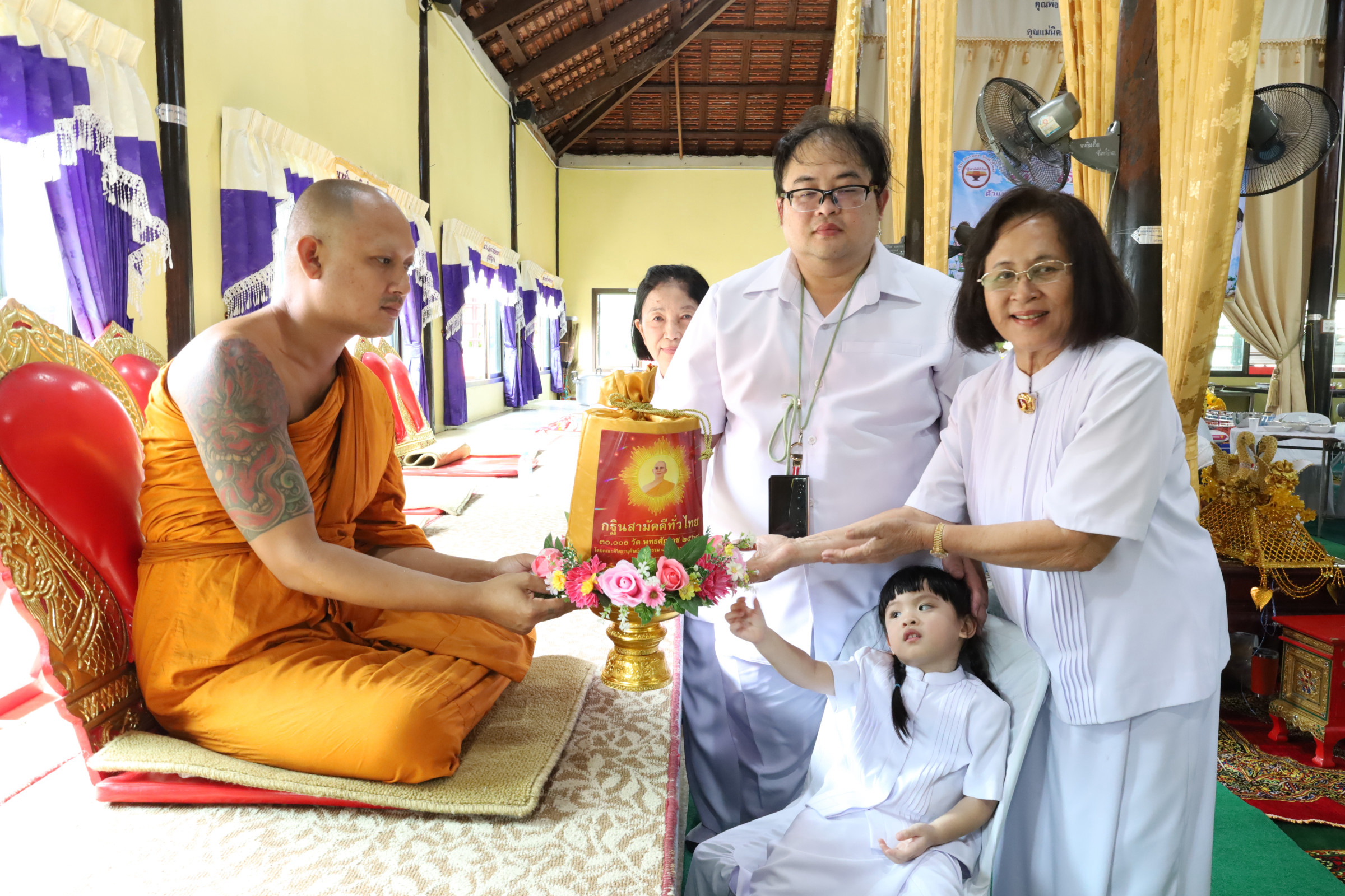 ภาพการถวายปัจจัยวัดดอนสุทธาวาส