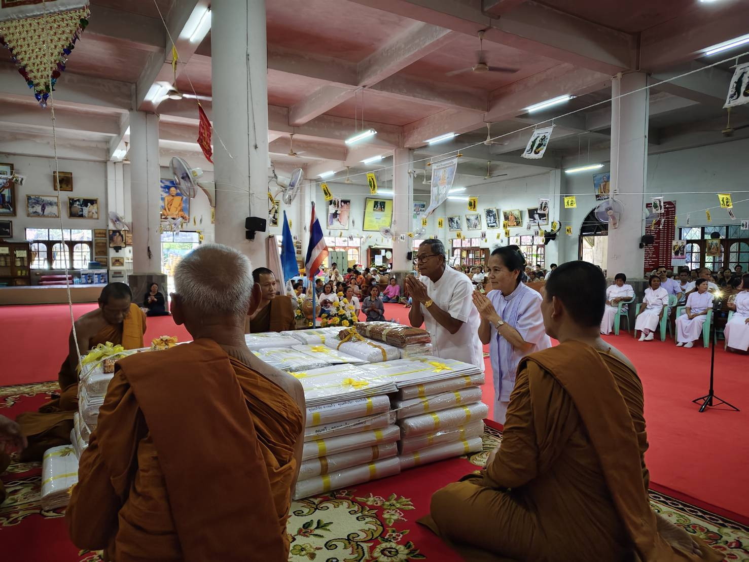 ภาพร่วมพิธีกรรมวัดเนินดินแดง