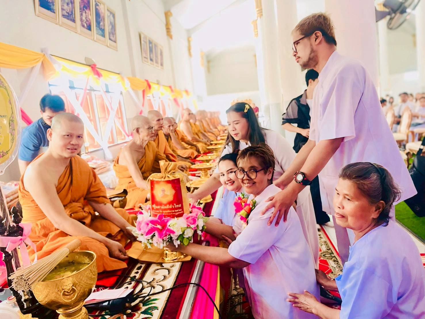 ภาพการถวายปัจจัยวัดศรีมงคล