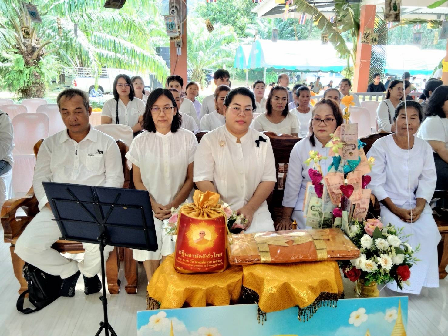 ภาพร่วมพิธีกรรมที่พักสงฆ์บ้านหินดาด