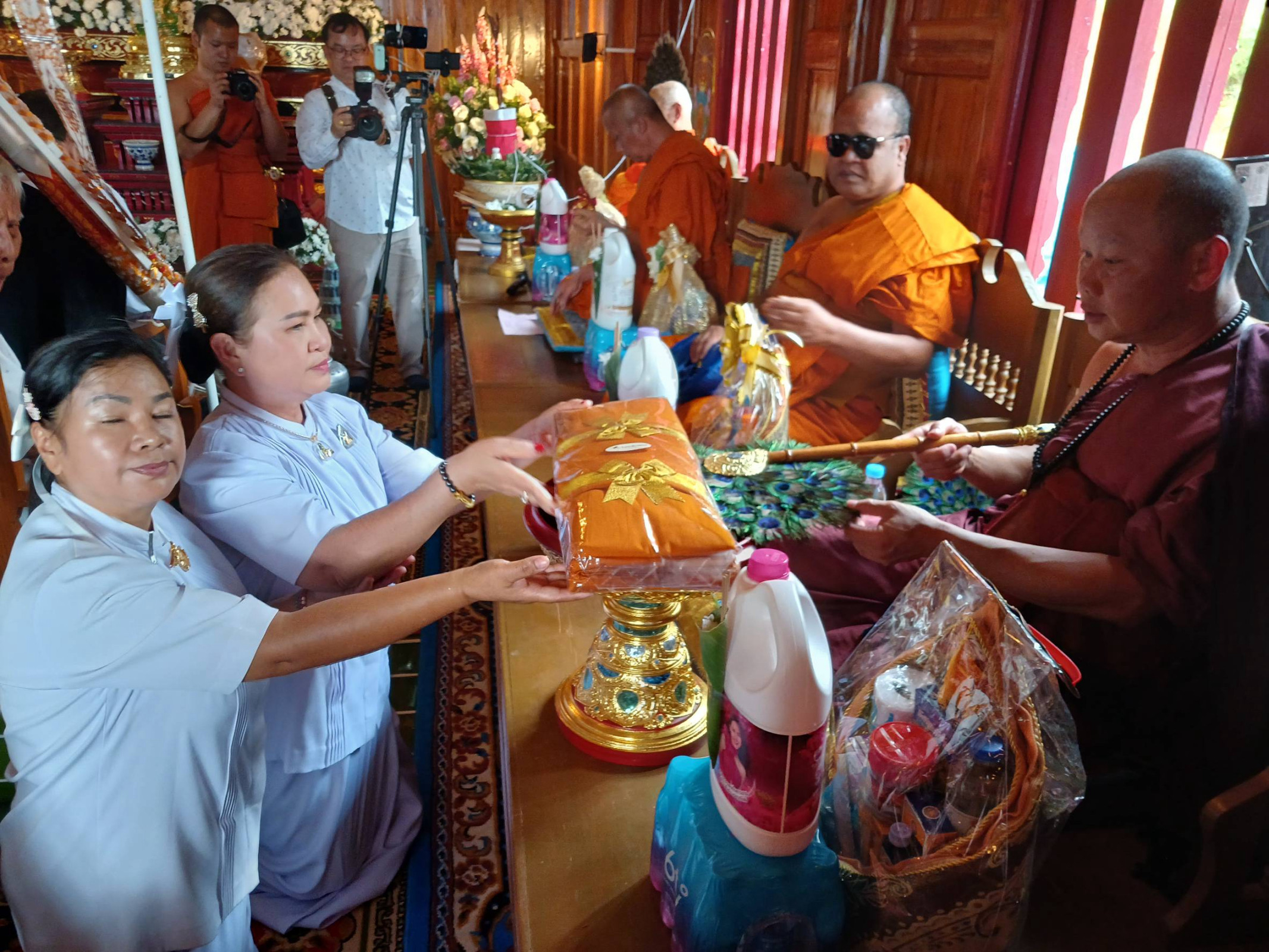 ภาพร่วมพิธีกรรมวัดปางมะกง