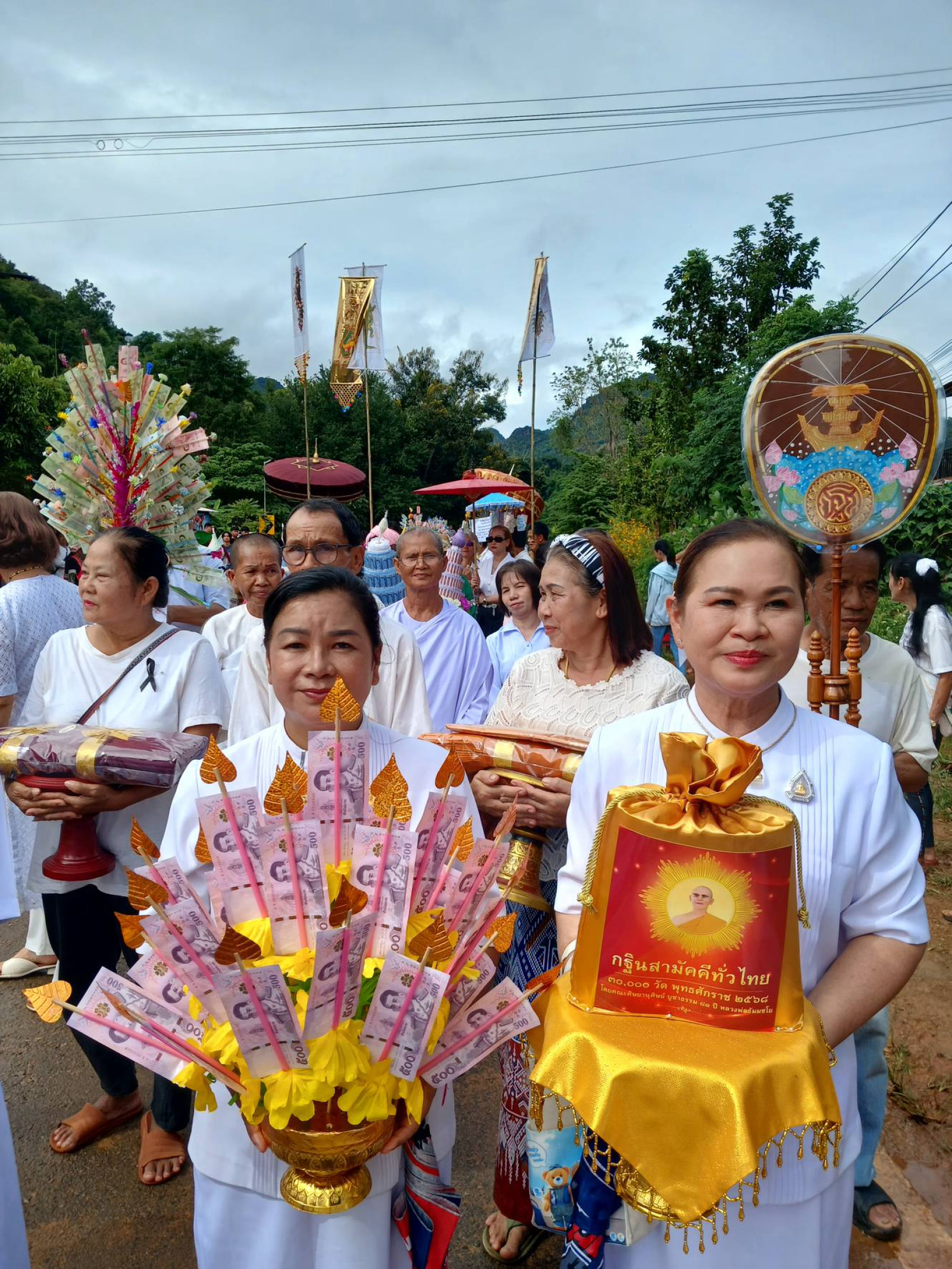 ภาพร่วมพิธีกรรมวัดปางมะกง