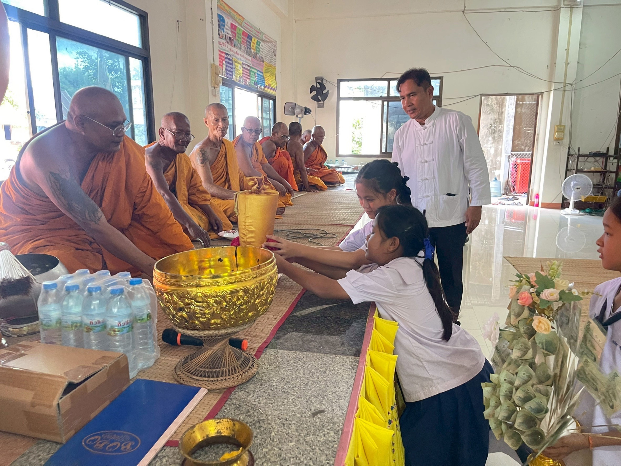 ภาพการถวายปัจจัยวัดหนองสะแกยาว