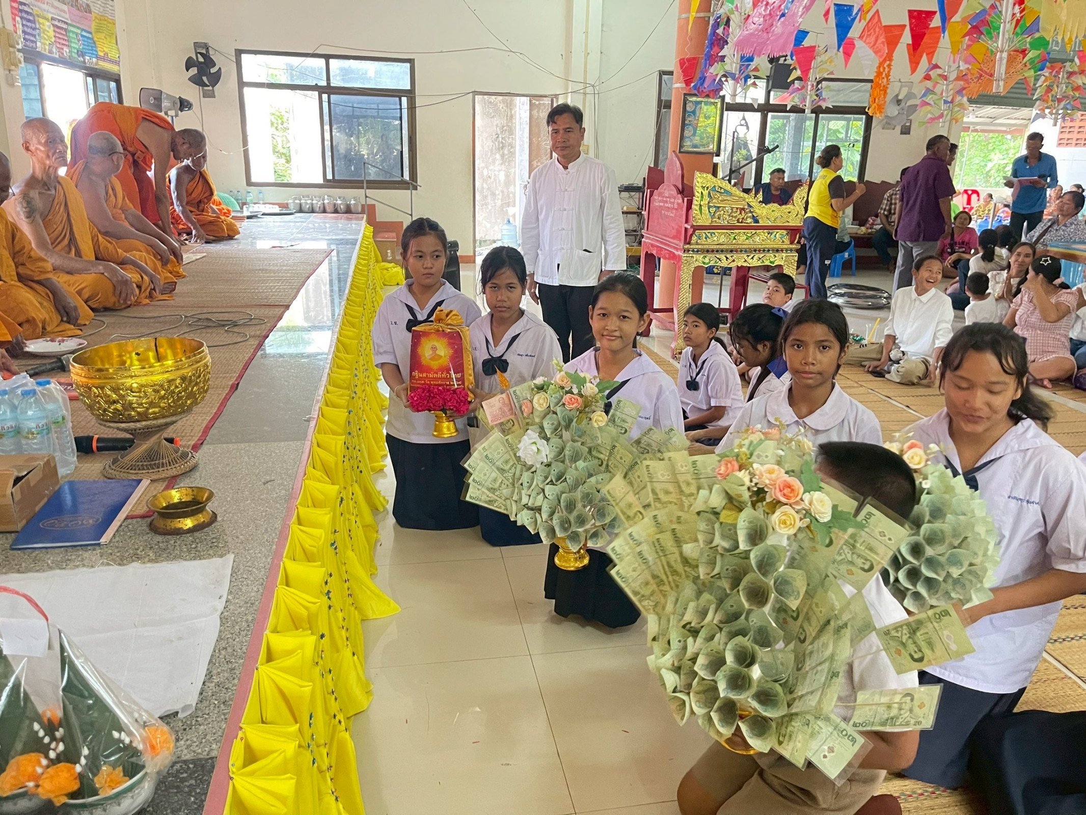 ภาพหมู่ถือพานถวายปัจจัยวัดหนองสะแกยาว