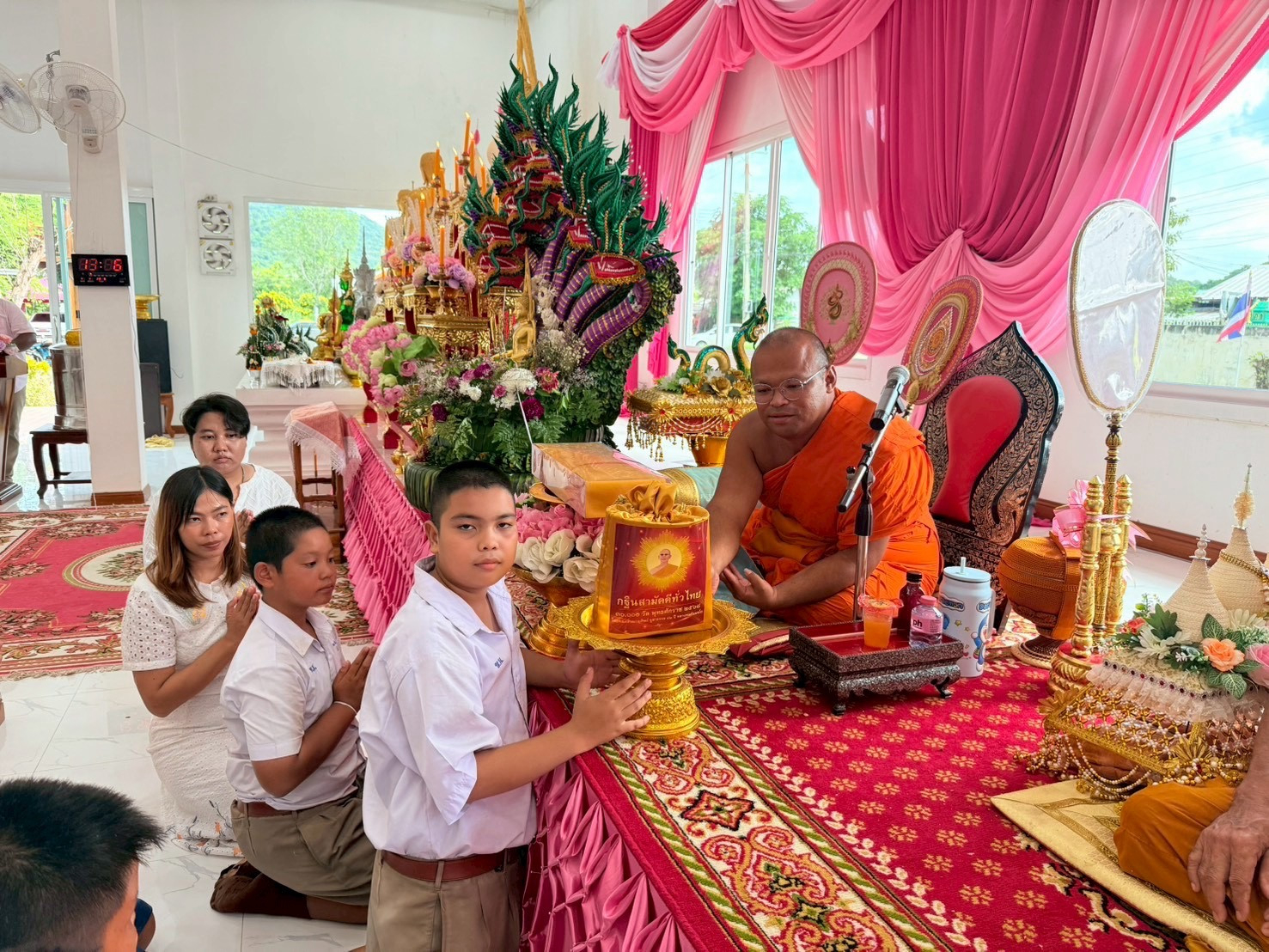 ภาพการถวายปัจจัยวัดเขาน้อย