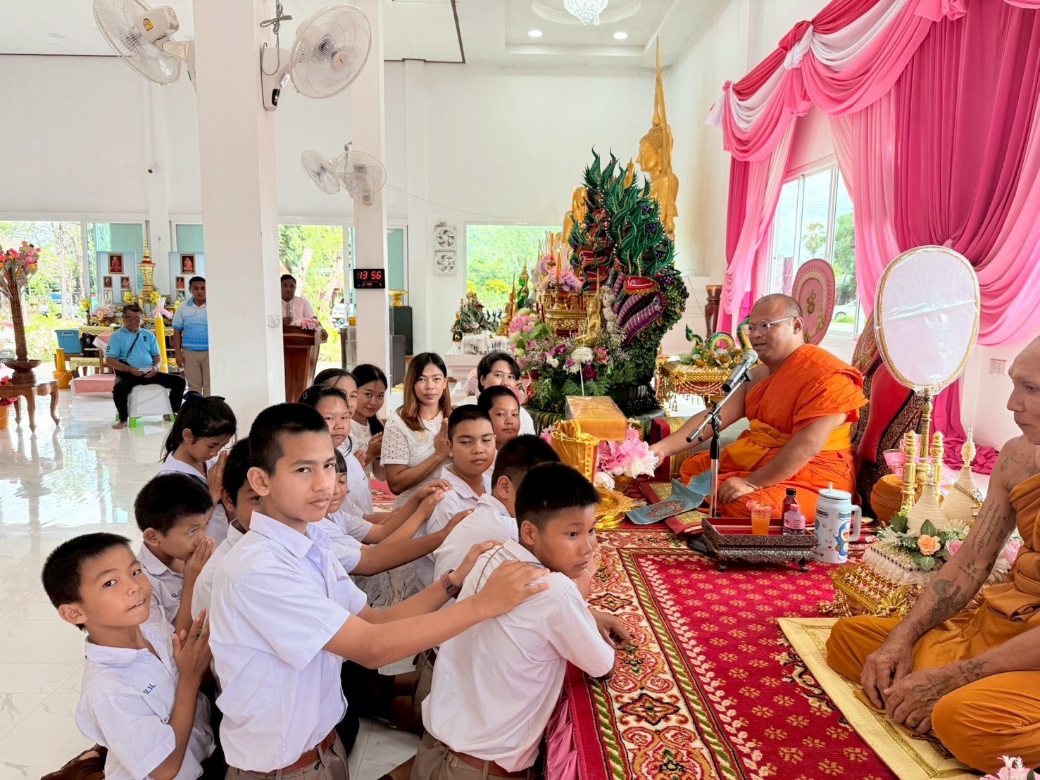 ภาพร่วมพิธีกรรมวัดเขาน้อย