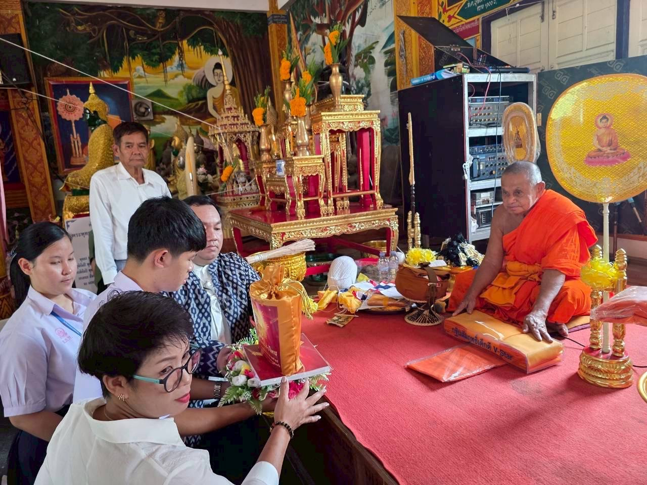 ภาพหมู่ถือพานถวายปัจจัยวัดธรรมจริยาวาส